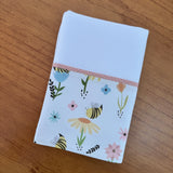 Kit Afeto 6 Peças: Fraldas de Boca, Fralda de Ombro, Fralda Multiuso e Toalha de Banho - Abelhas no Jardim