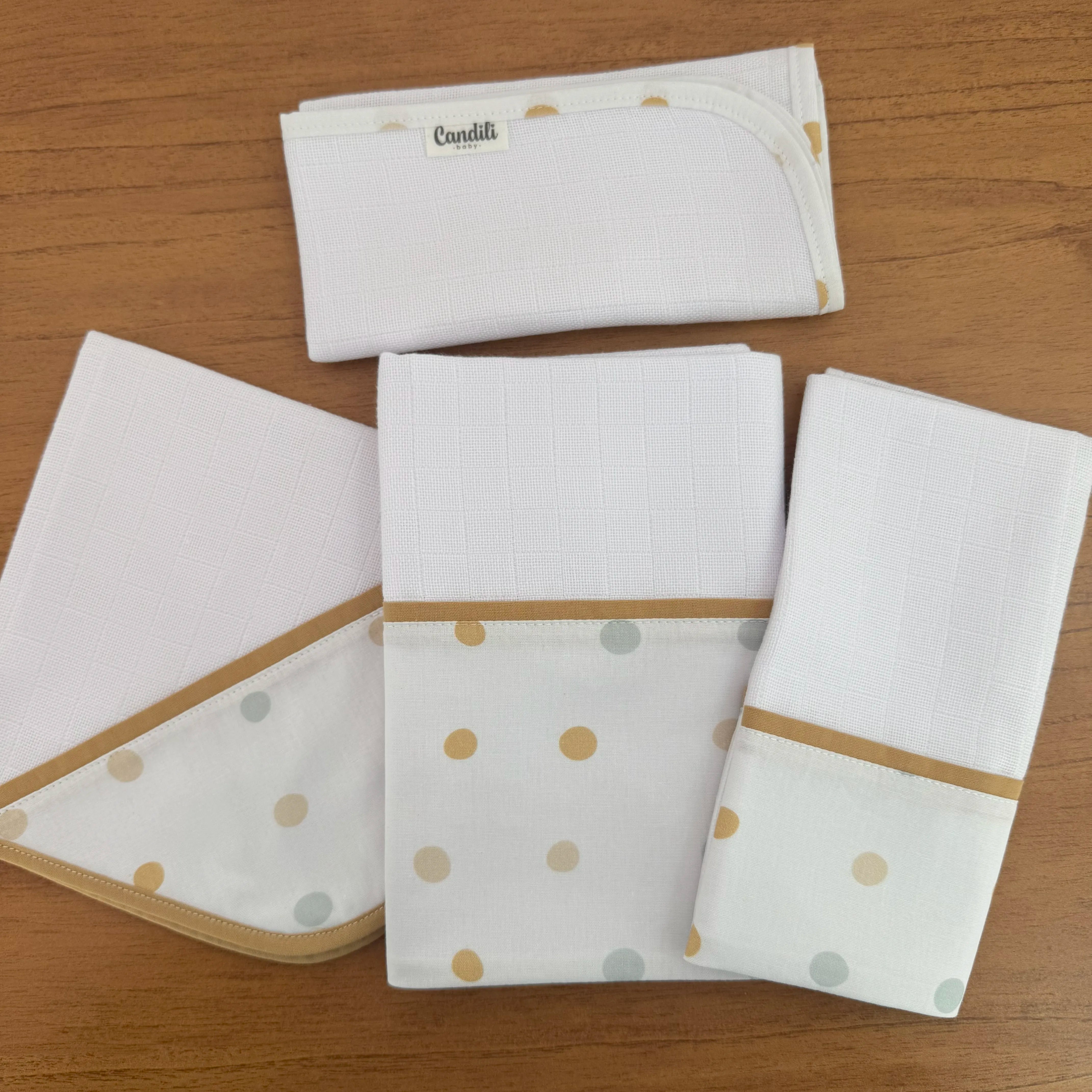 Kit Encanto 4 Peças: Fraldas de Boca e Fralda de Ombro - Bolinhas Neutras