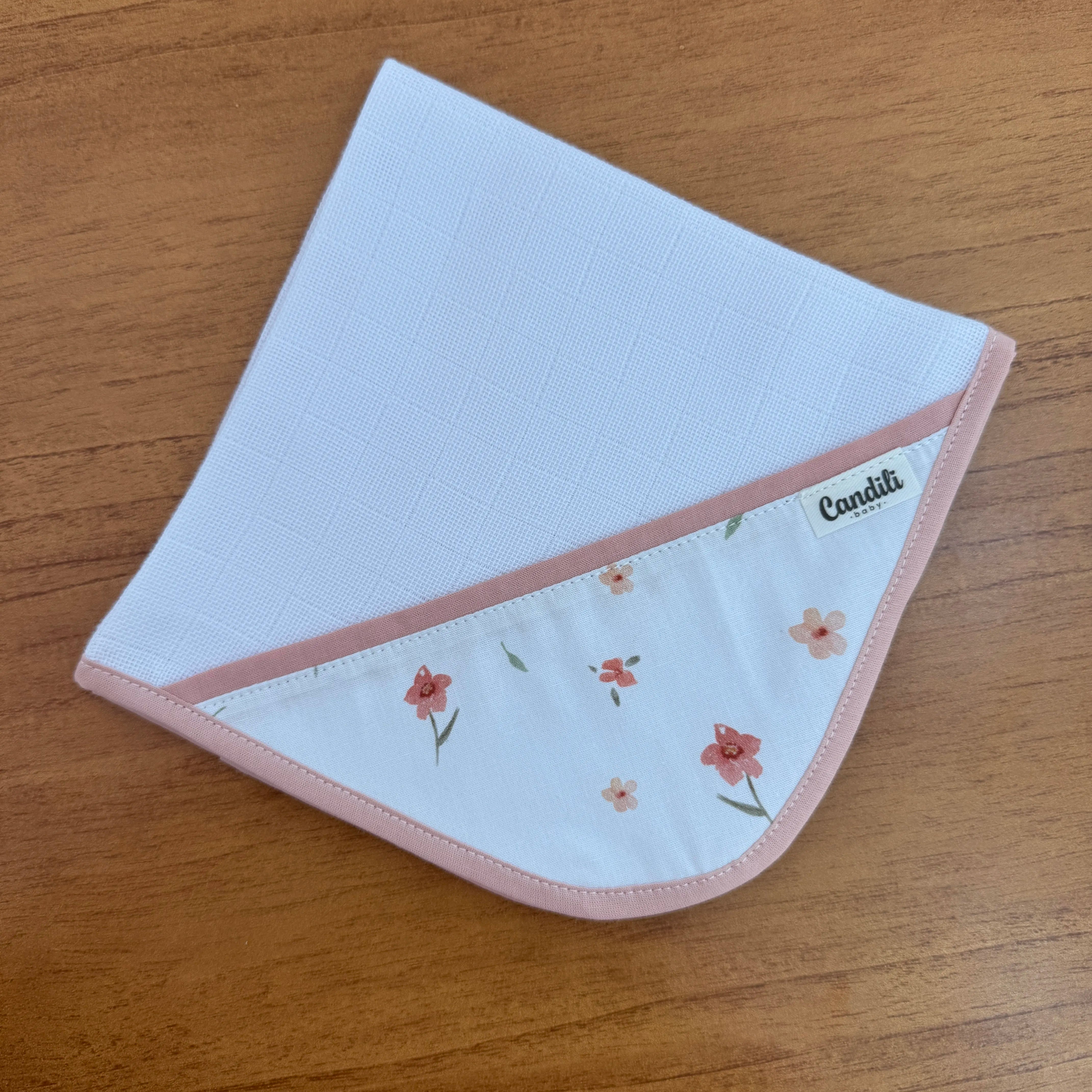 Kit Essencial 5 Peças: Fraldas de Boca, Fralda de Ombro e Fralda Multiuso - Flores e Folhas