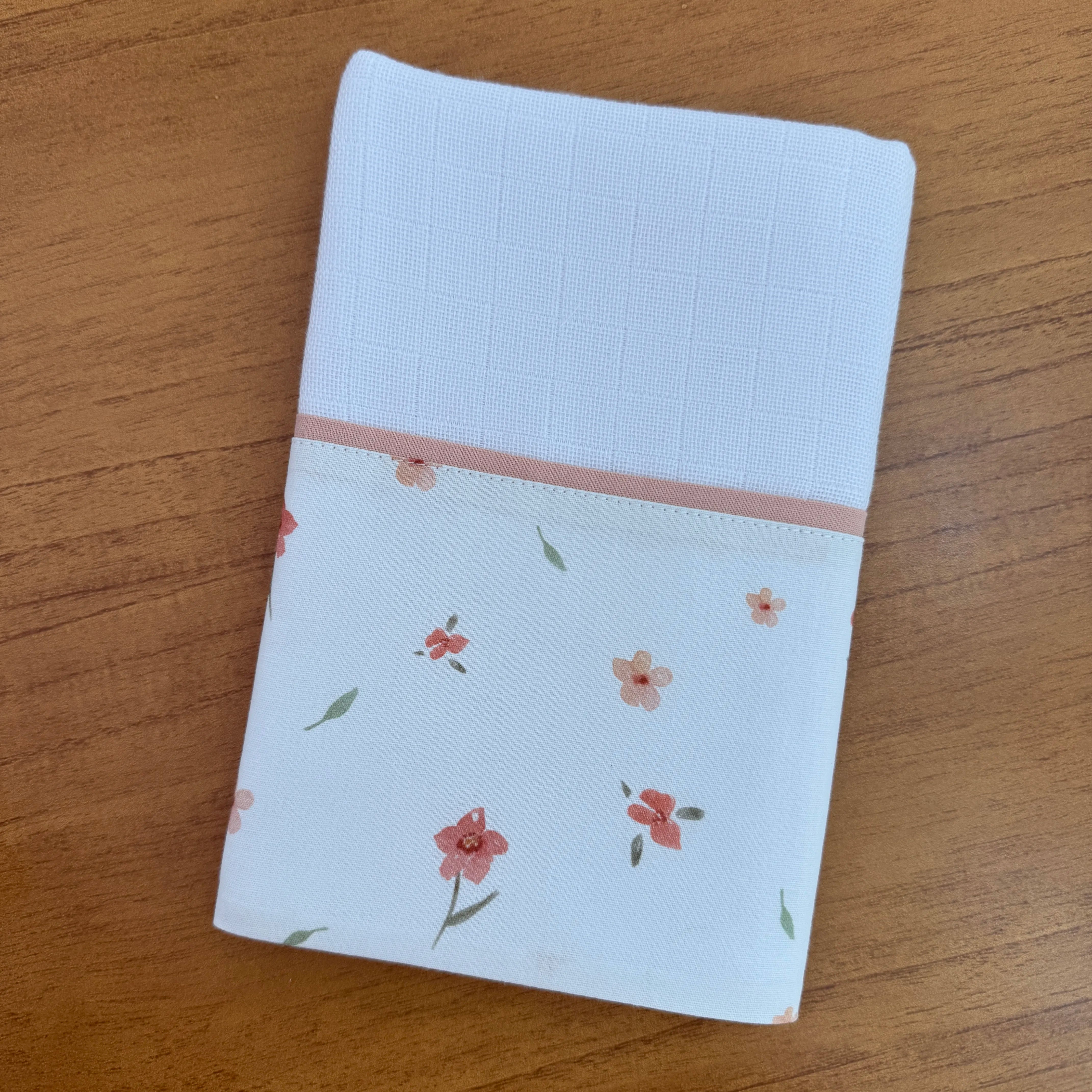 Kit Amamentação 2 Peças: Fralda de Ombro e Fralda de Boca - Flores e Folhas