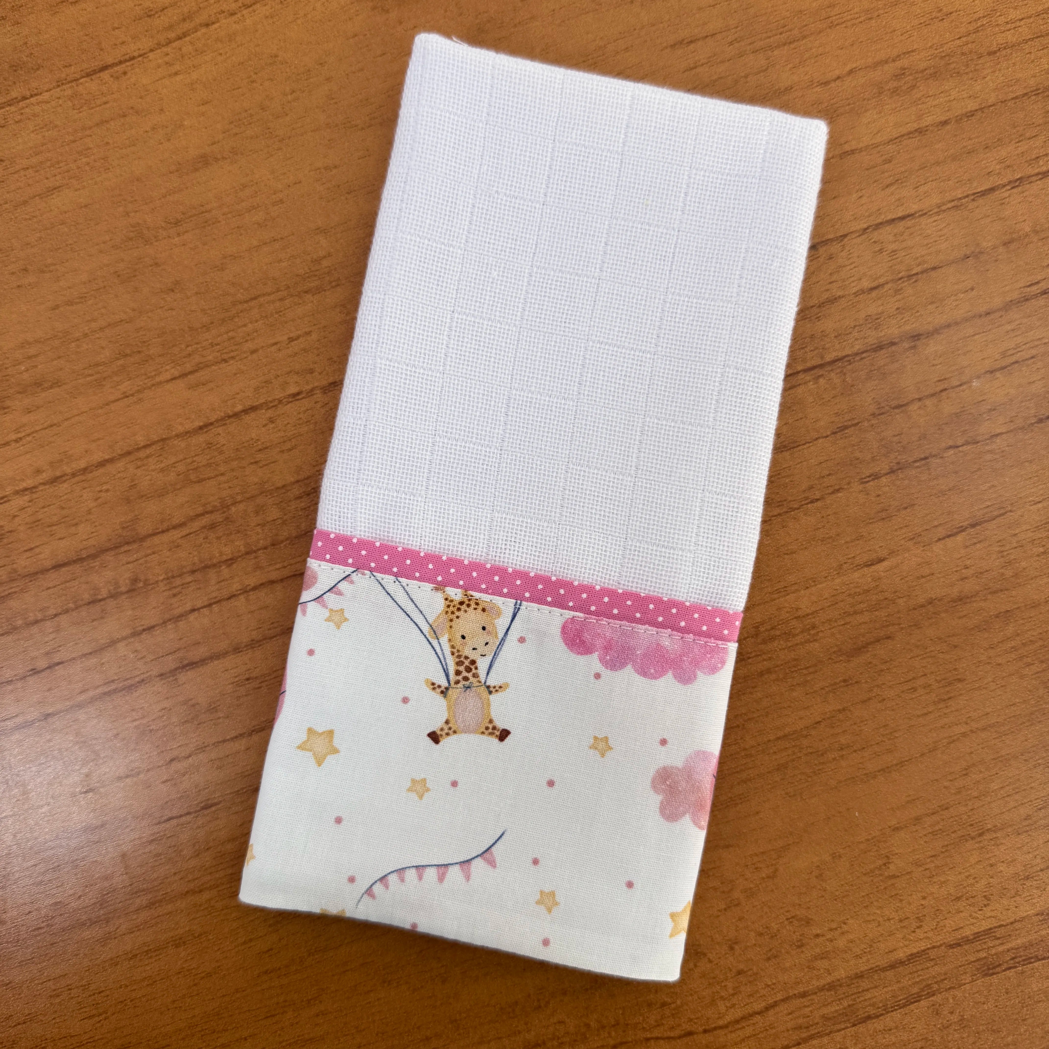 Kit Afeto 6 Peças: Fraldas de Boca, Fralda de Ombro, Fralda Multiuso e Toalha de Banho - Balões e Paraquedas Rosa