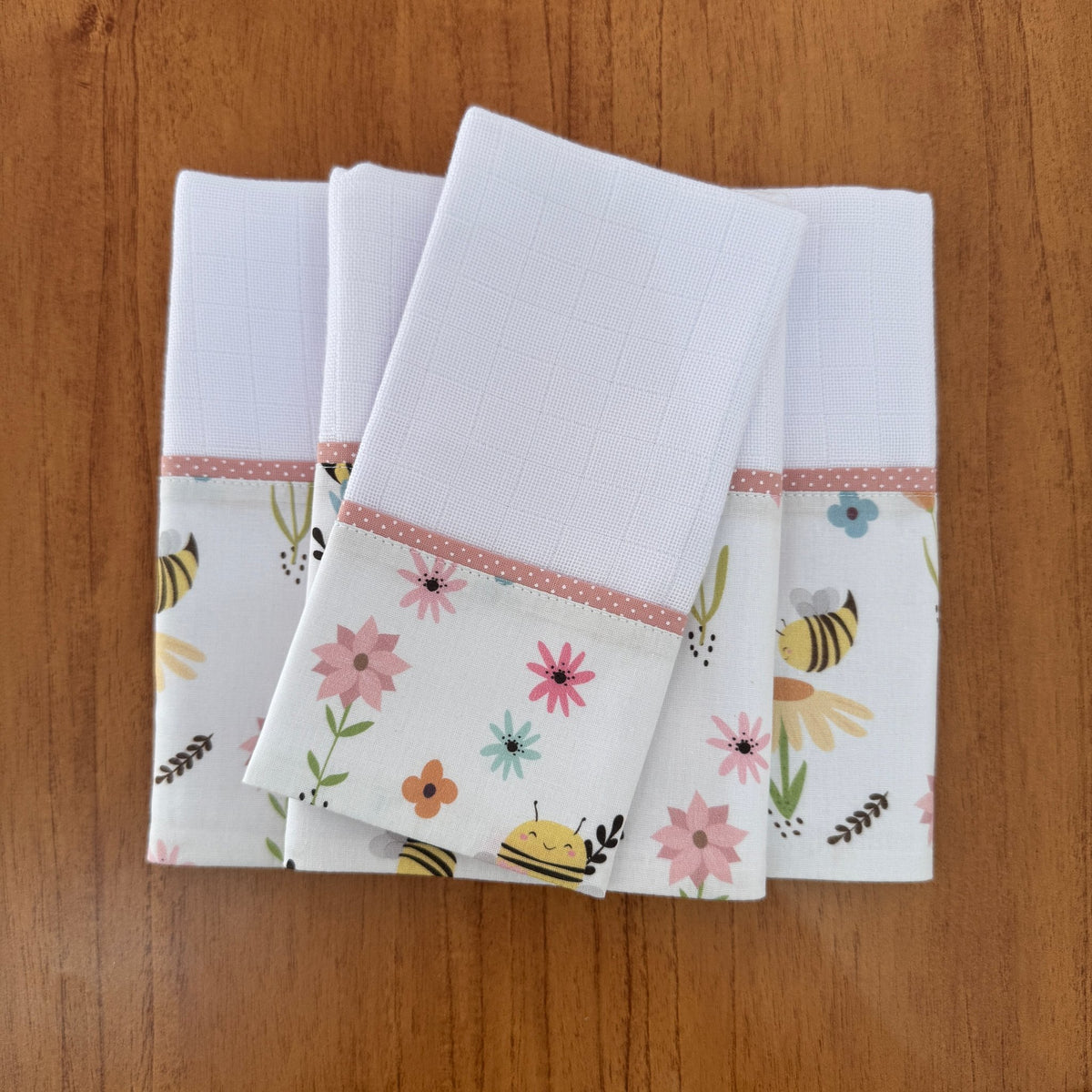 Kit Passeio 3 Peças: Fralda de Boca, Fralda de Ombro e Fralda Multiuso - Abelhas no Jardim