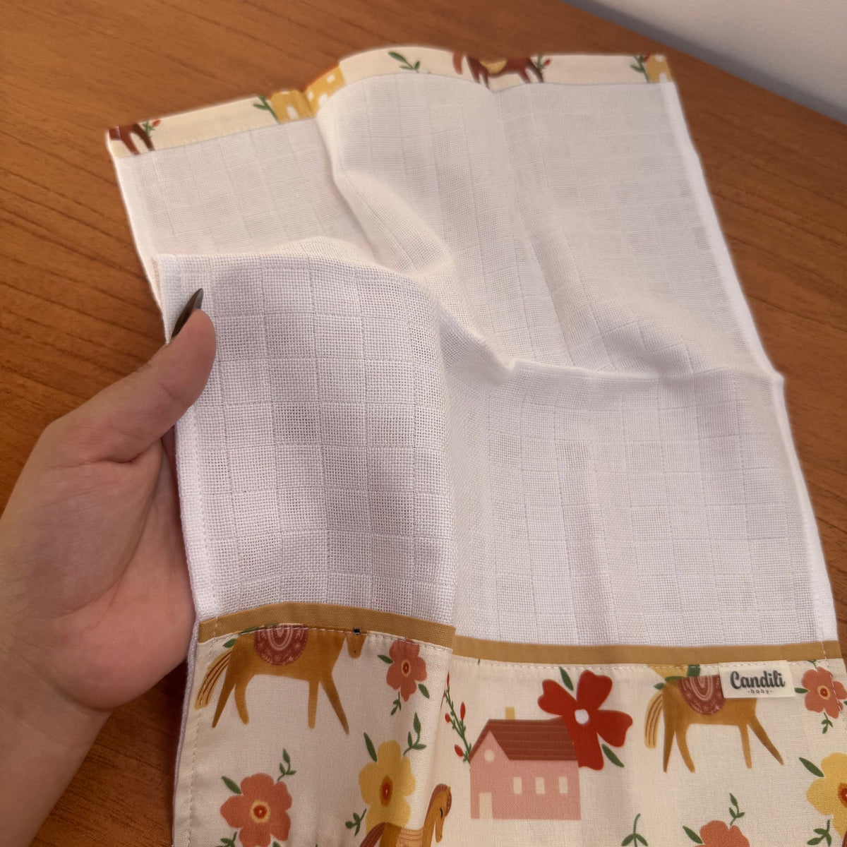 Fralda de Ombro Premium 100% Algodão - Cavalinhos e Flores