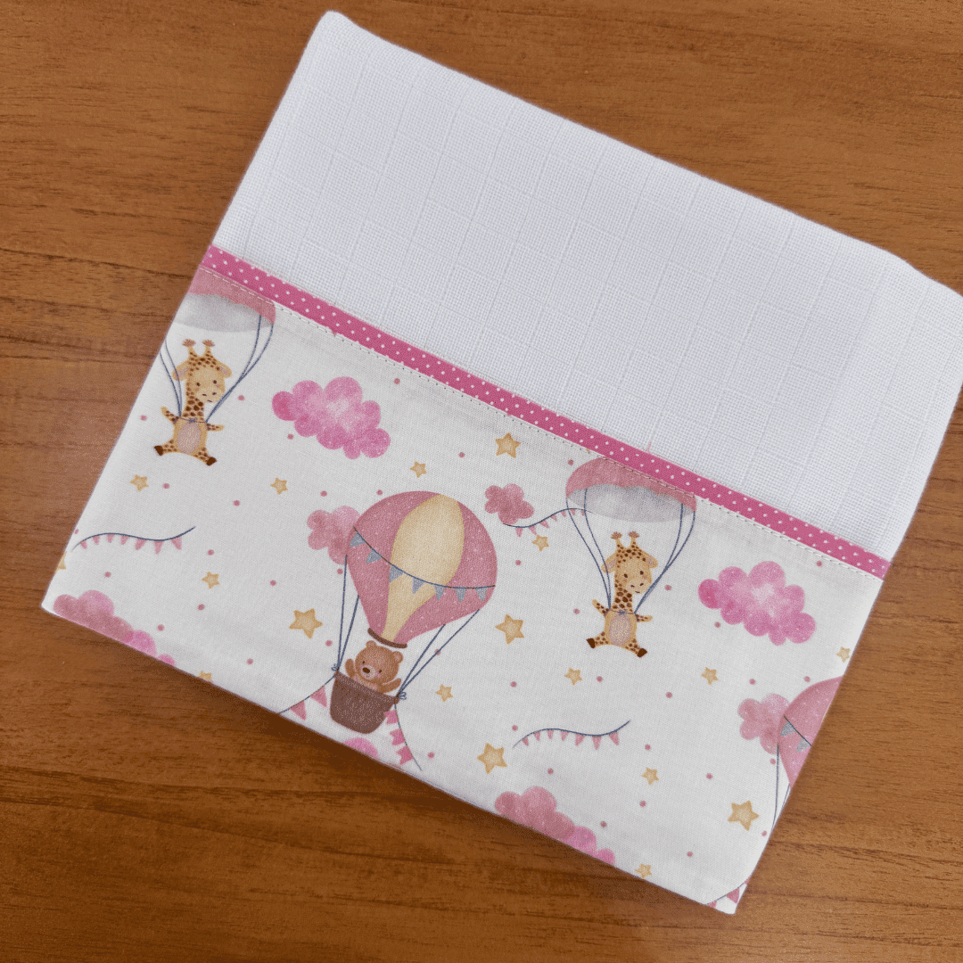 Kit Passeio 3 Peças: Fralda de Boca, Fralda de Ombro e Fralda Multiuso - Balões e Paraquedas Rosa
