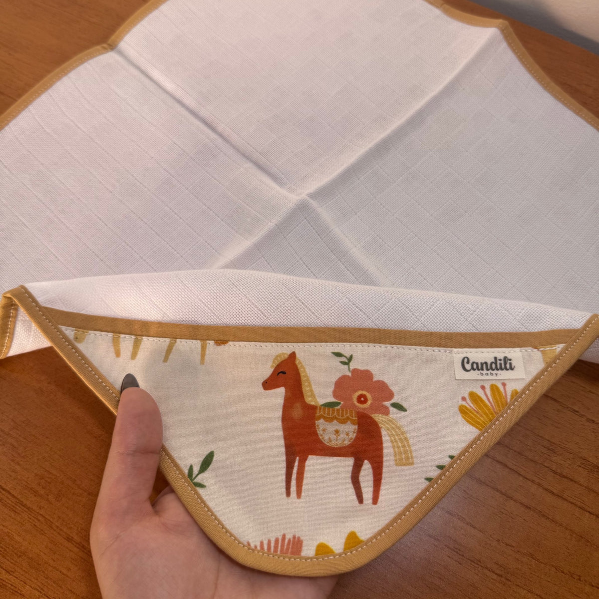Fralda de Boca Cantinho Premium 100% Algodão - Cavalinhos e Flores