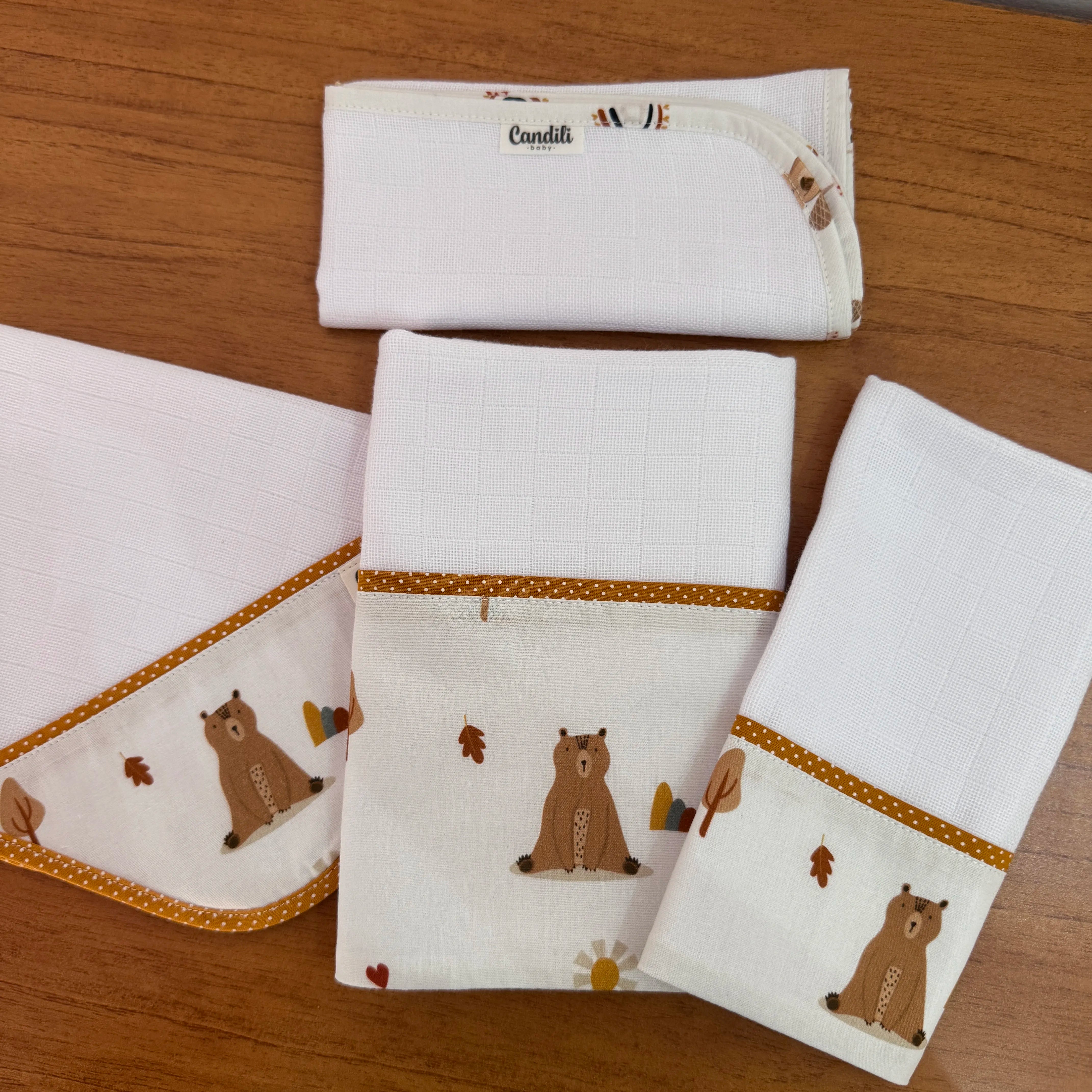 Kit Encanto 4 Peças: Fraldas de Boca e Fralda de Ombro - Amigos do Urso