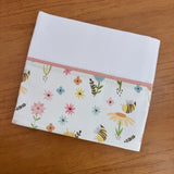 Kit Afeto 6 Peças: Fraldas de Boca, Fralda de Ombro, Fralda Multiuso e Toalha de Banho - Abelhas no Jardim