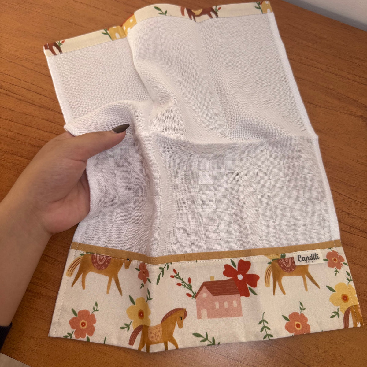 Fralda de Boca Barradinho Premium 100% Algodão - Cavalinhos e Flores