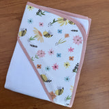 Kit Afeto 6 Peças: Fraldas de Boca, Fralda de Ombro, Fralda Multiuso e Toalha de Banho - Abelhas no Jardim