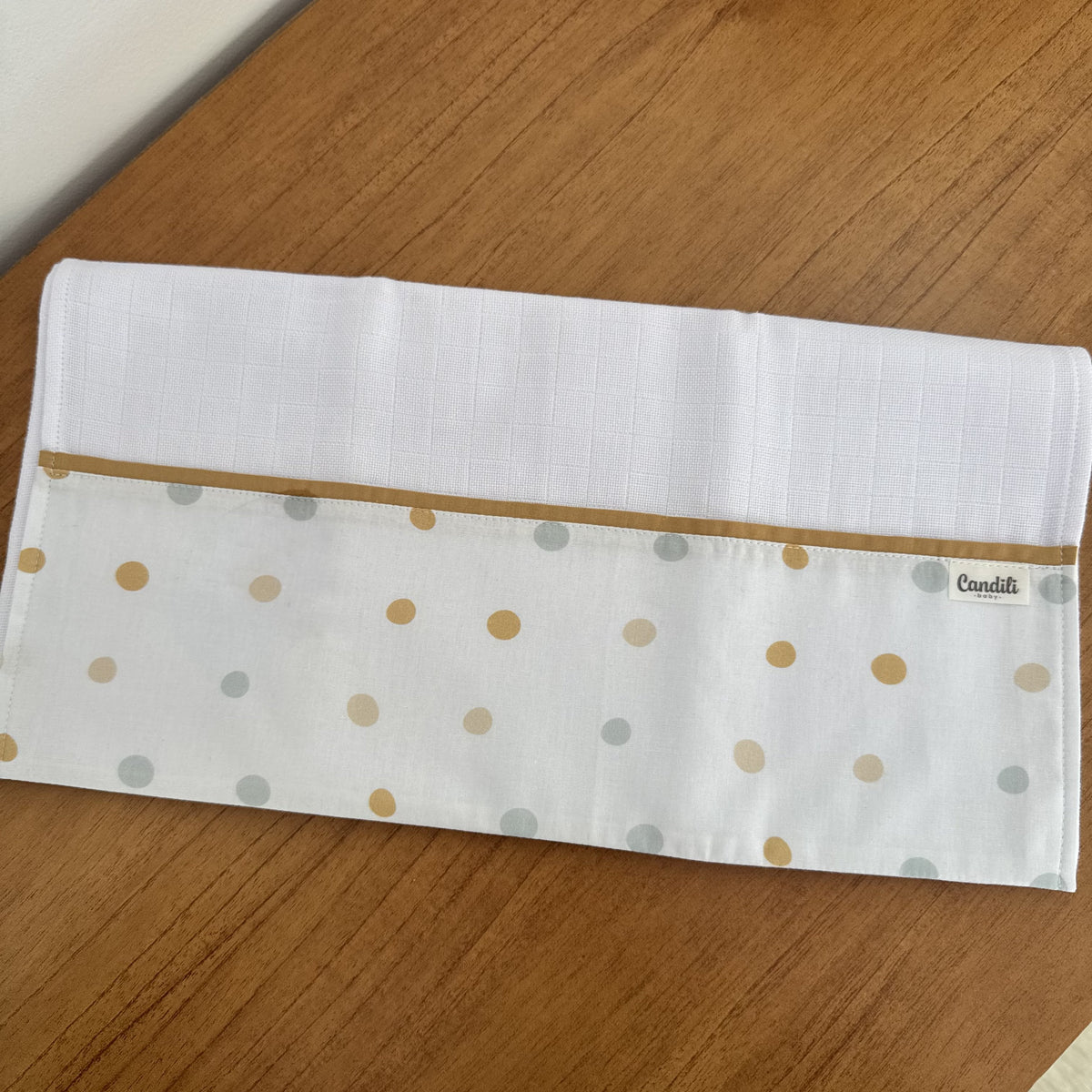 Fralda de Ombro Premium 100% Algodão - Bolinhas Neutras