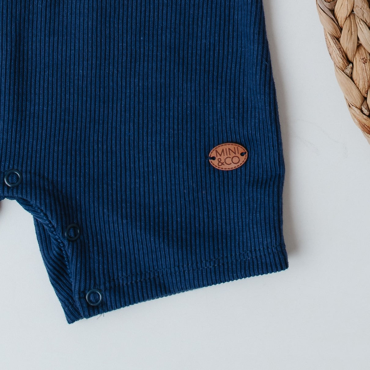 Macacão Curto Azul Marinho com Gola Xadrez Tricot – Mini&Co