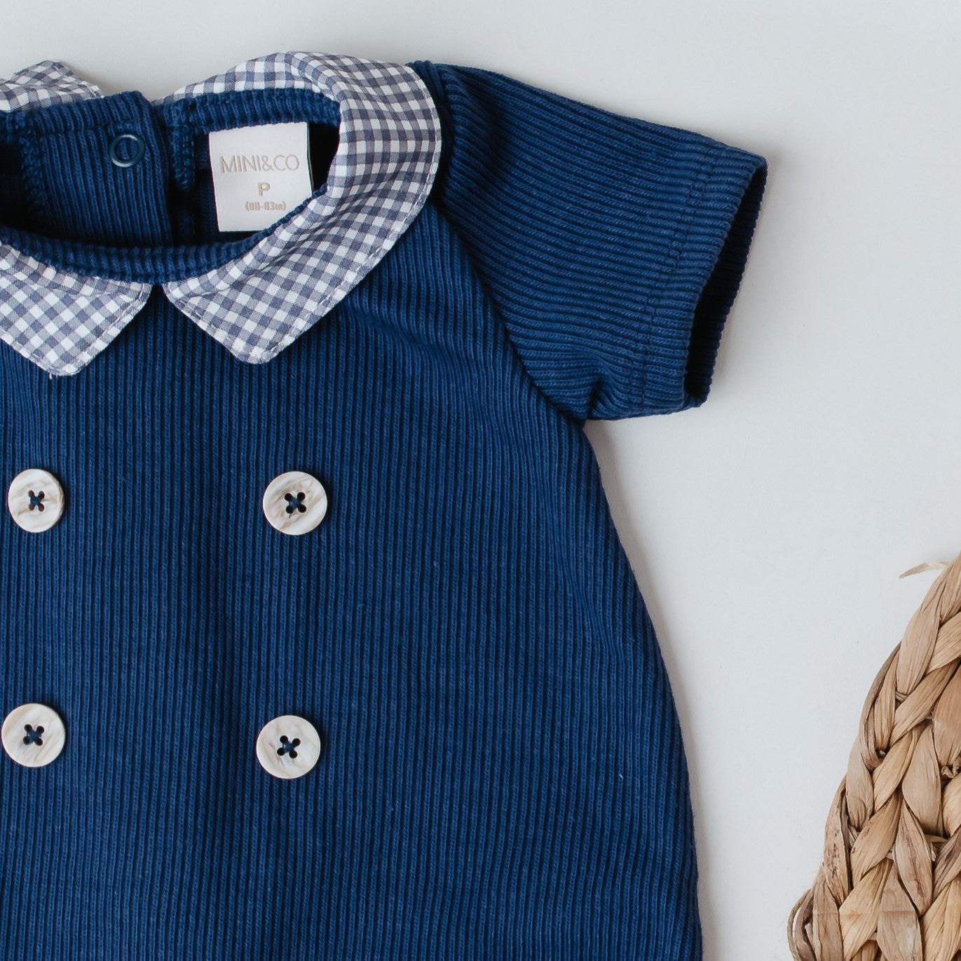 Macacão Curto Azul Marinho com Gola Xadrez Tricot – Mini&Co