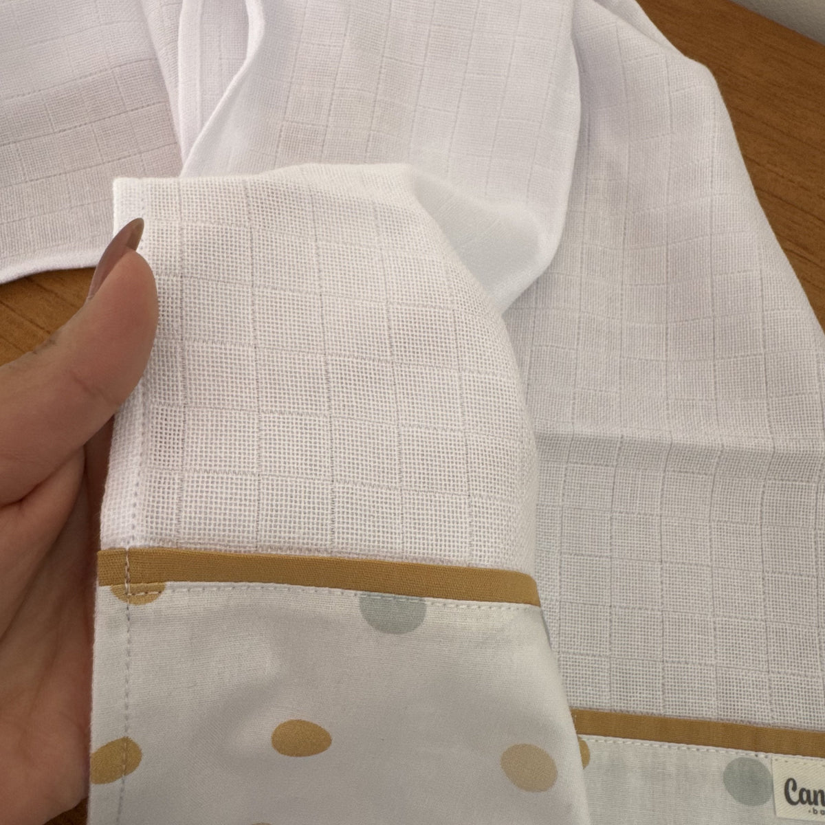 Fralda de Ombro Premium 100% Algodão - Bolinhas Neutras
