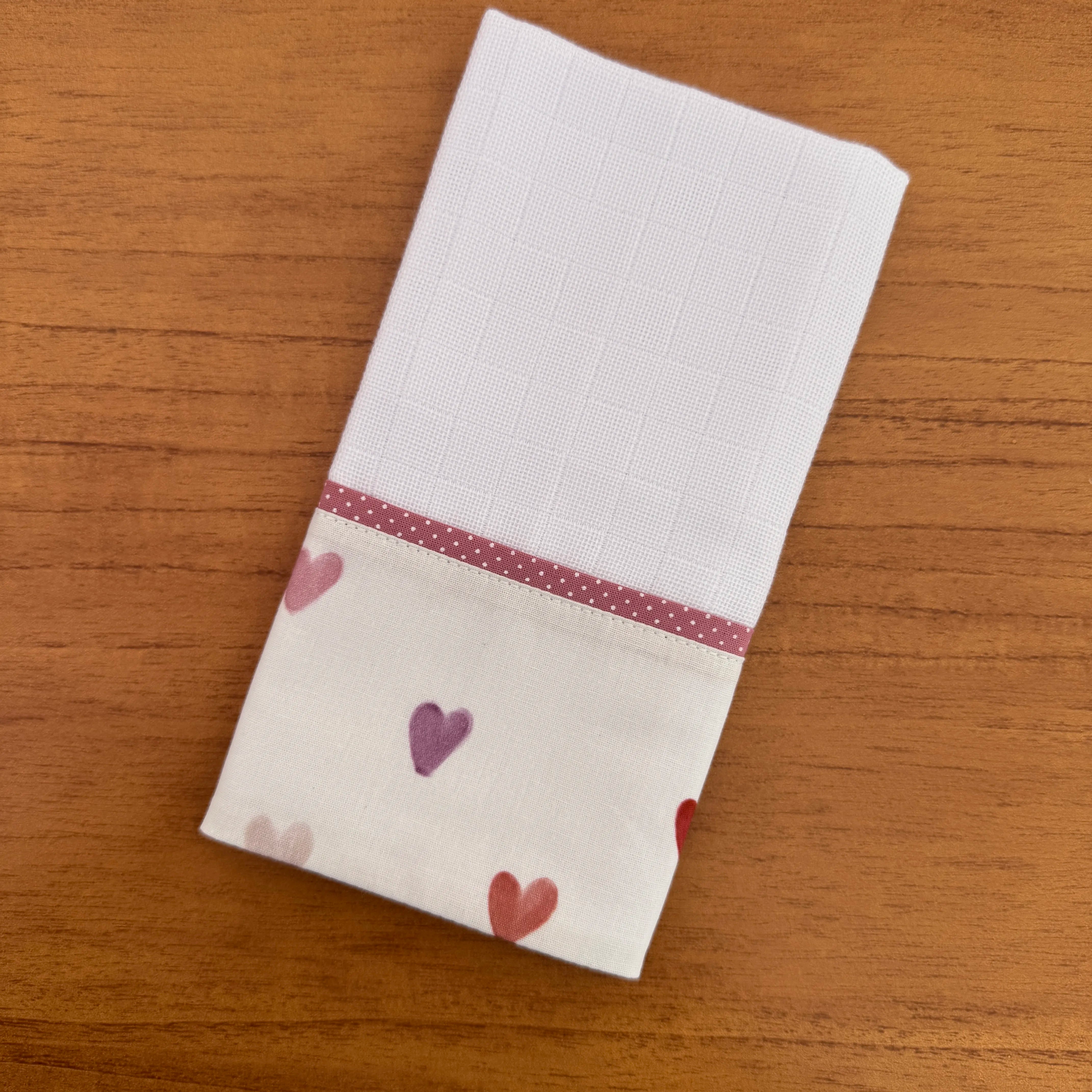 Kit Encanto 4 Peças: Fraldas de Boca e Fralda de Ombro - Corações