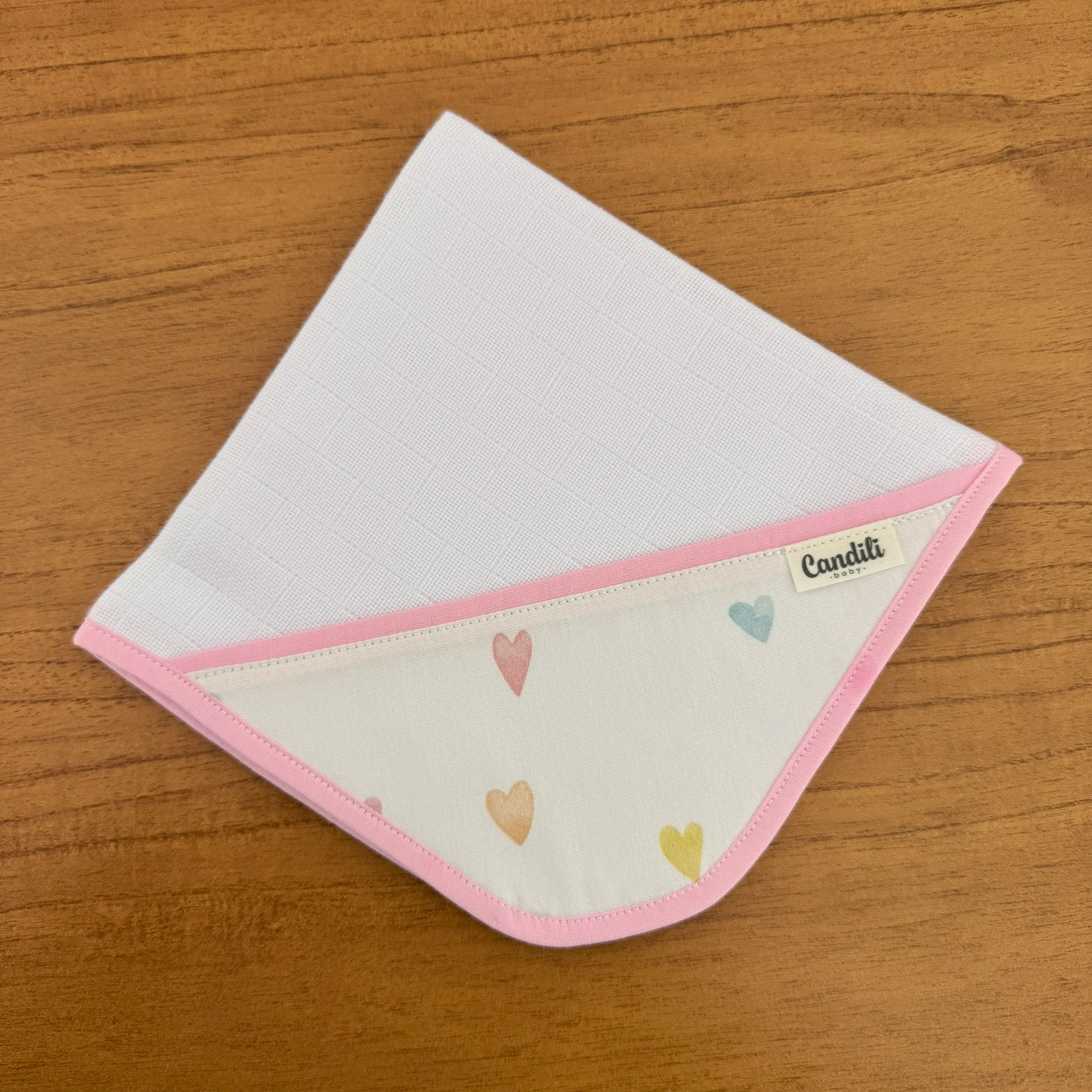Kit Encanto 4 Peças: Fraldas de Boca e Fralda de Ombro - Corações Coloridos