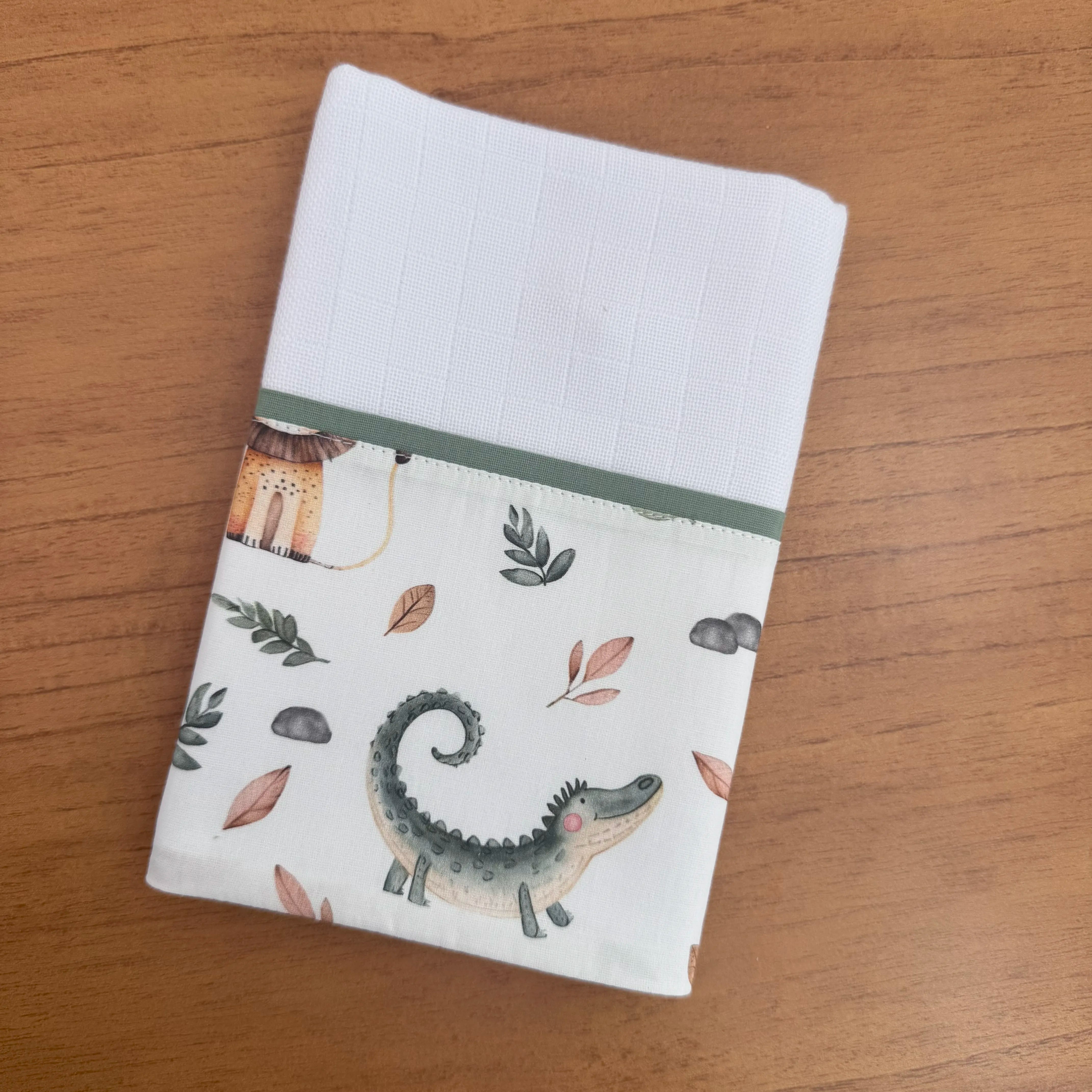 Kit Passeio 3 Peças: Fralda de Boca, Fralda de Ombro e Fralda Multiuso - Leão e Jacaré