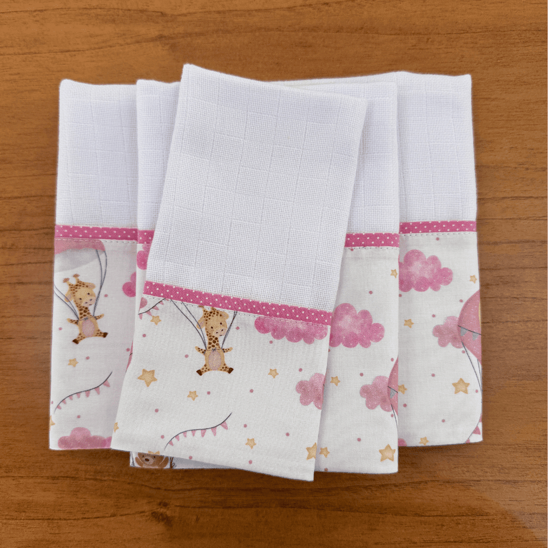 Kit Passeio 3 Peças: Fralda de Boca, Fralda de Ombro e Fralda Multiuso - Balões e Paraquedas Rosa