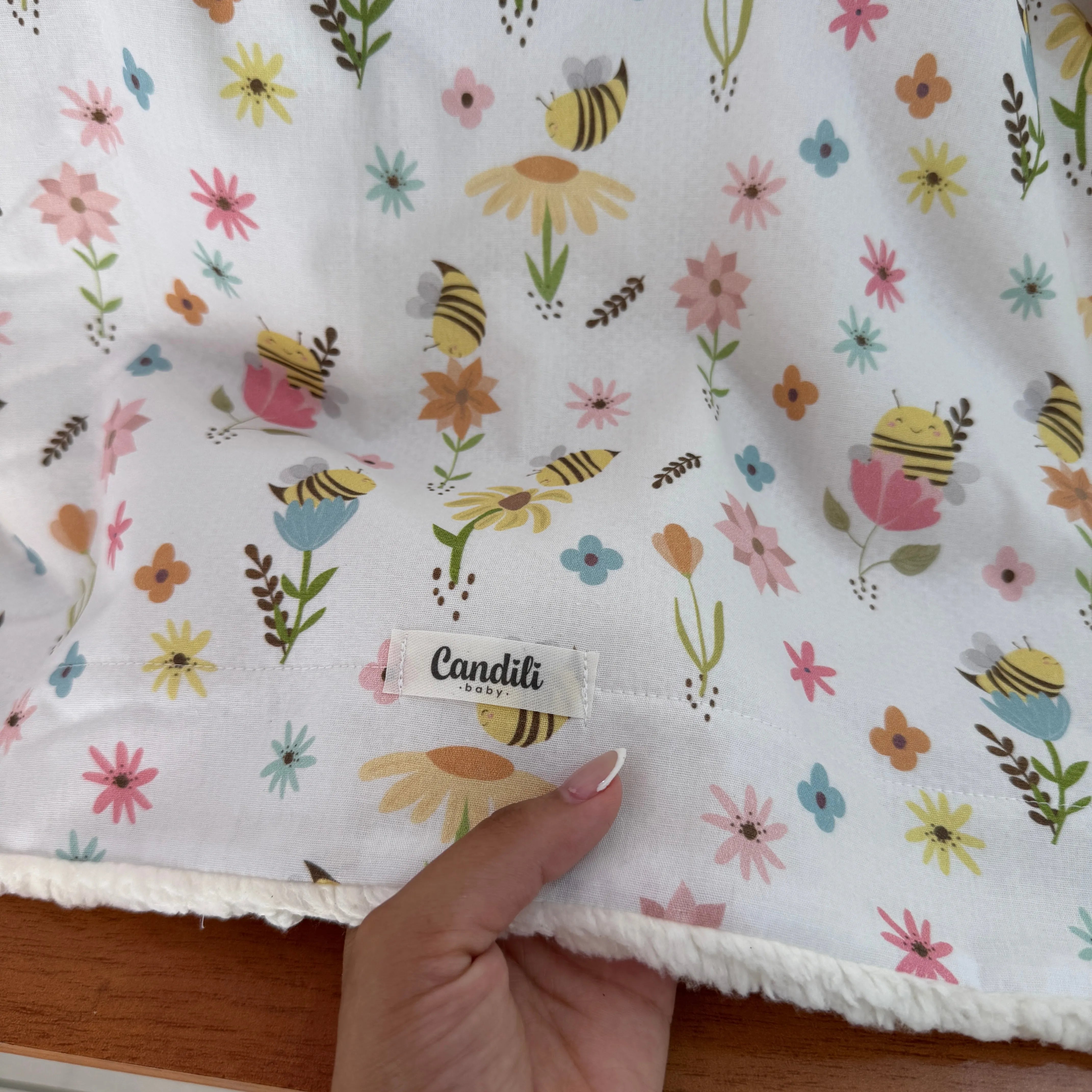 Cobertor Carneirinho - Abelhas no Jardim