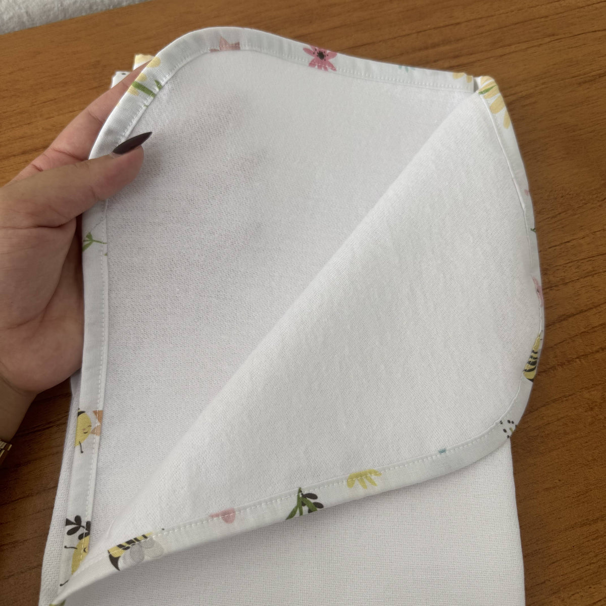 Cueiro Flanelado Premium 100% Algodão - Abelhas no Jardim
