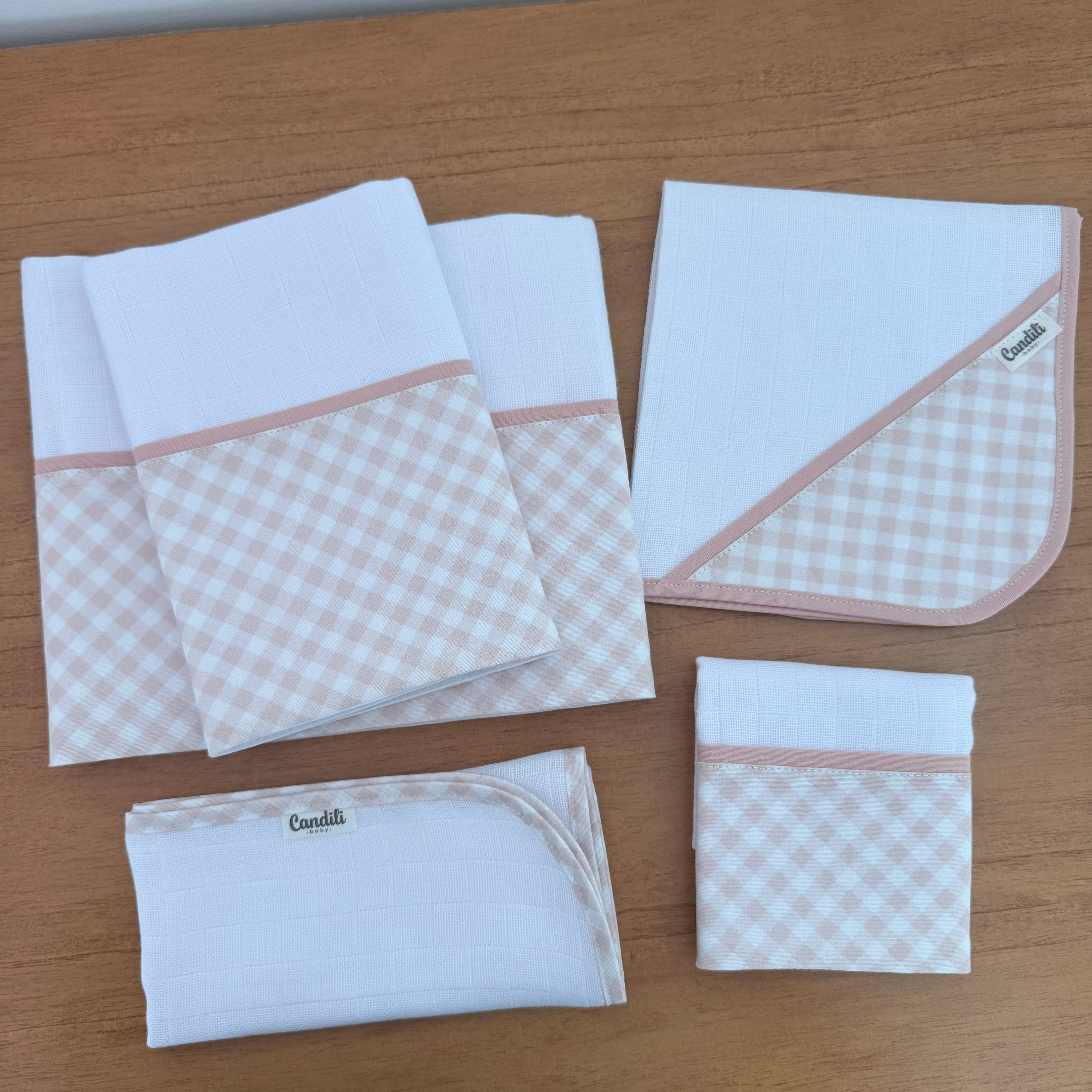 Kit Essencial 5 Peças: Fraldas de Boca, Fralda de Ombro e Fralda Multiuso - Xadrez Rosa