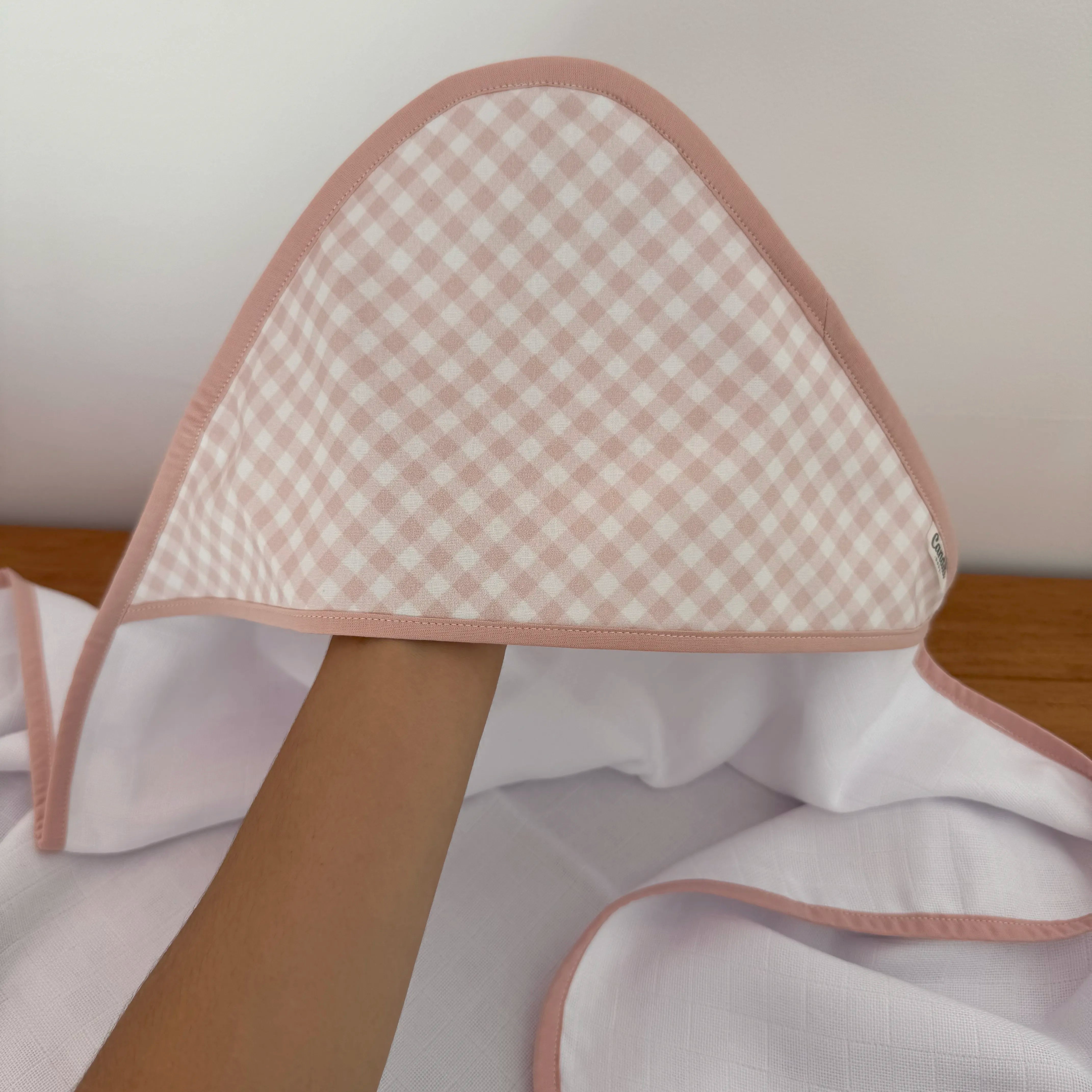 Kit Afeto 6 Peças: Fraldas de Boca, Fralda de Ombro, Fralda Multiuso e Toalha de Banho - Xadrez Rosa