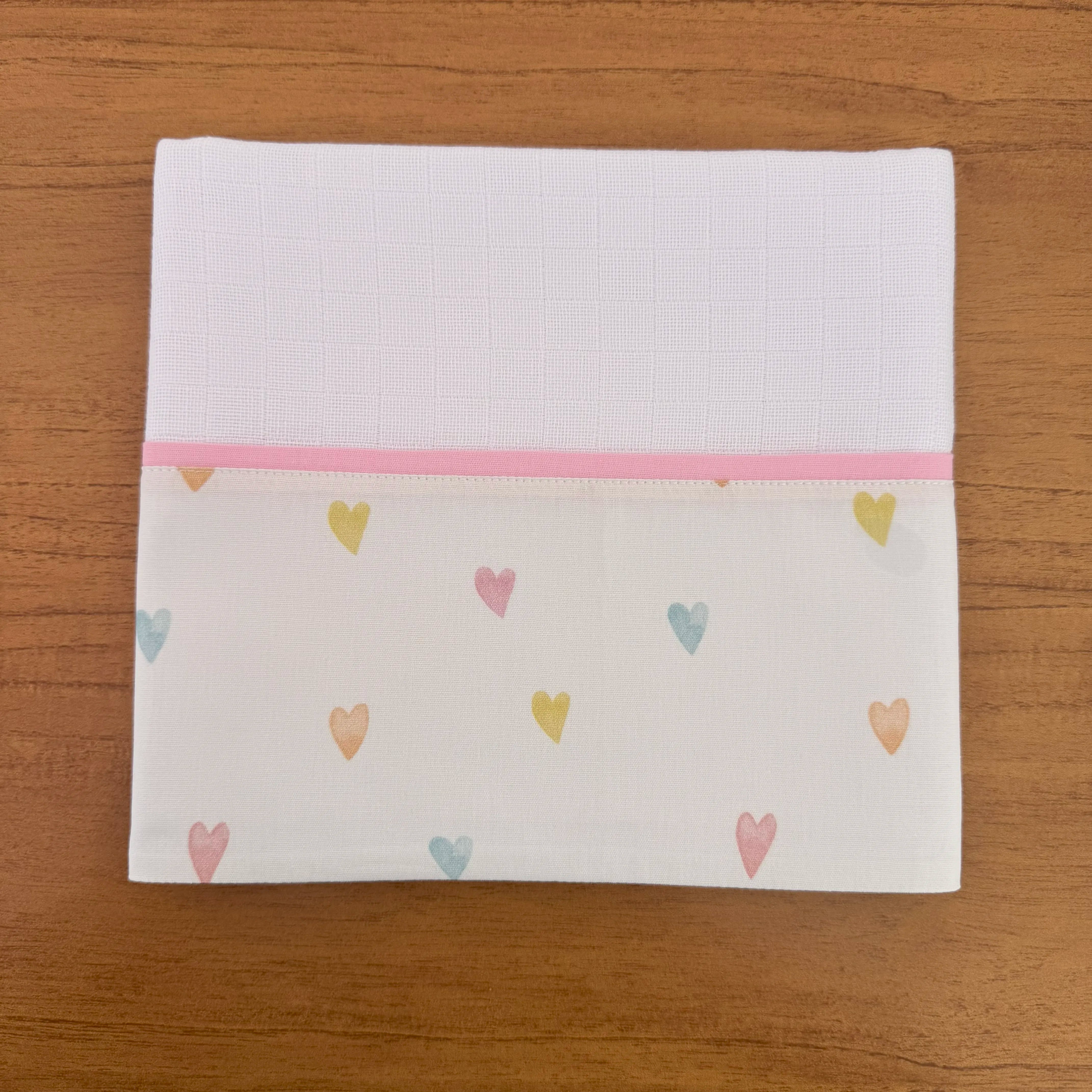 Kit Passeio 3 Peças: Fralda de Boca, Fralda de Ombro e Fralda Multiuso - Corações Coloridos