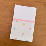 Kit Essencial 5 Peças: Fraldas de Boca, Fralda de Ombro e Fralda Multiuso - Corações Coloridos