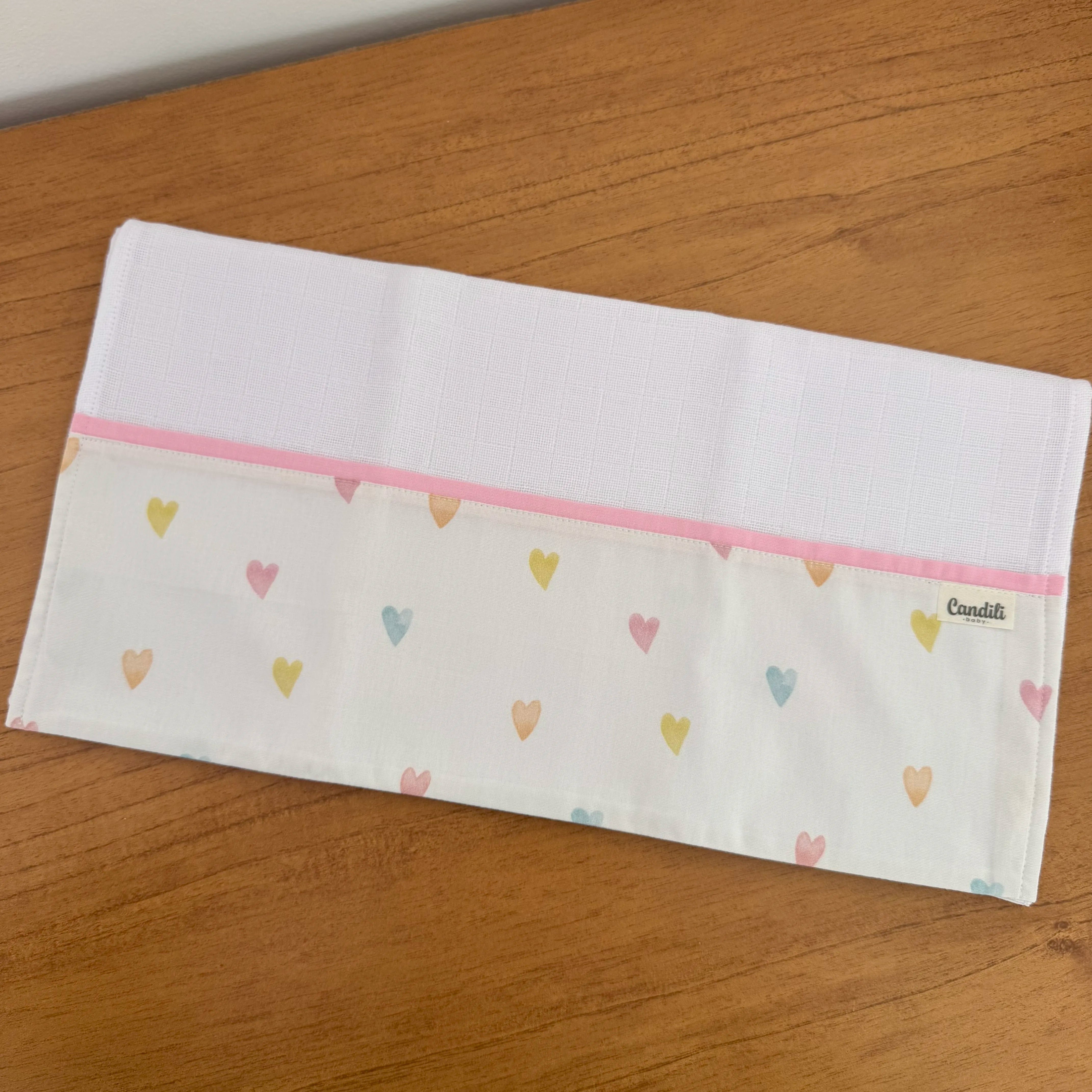 Fralda de Ombro - Corações Coloridos