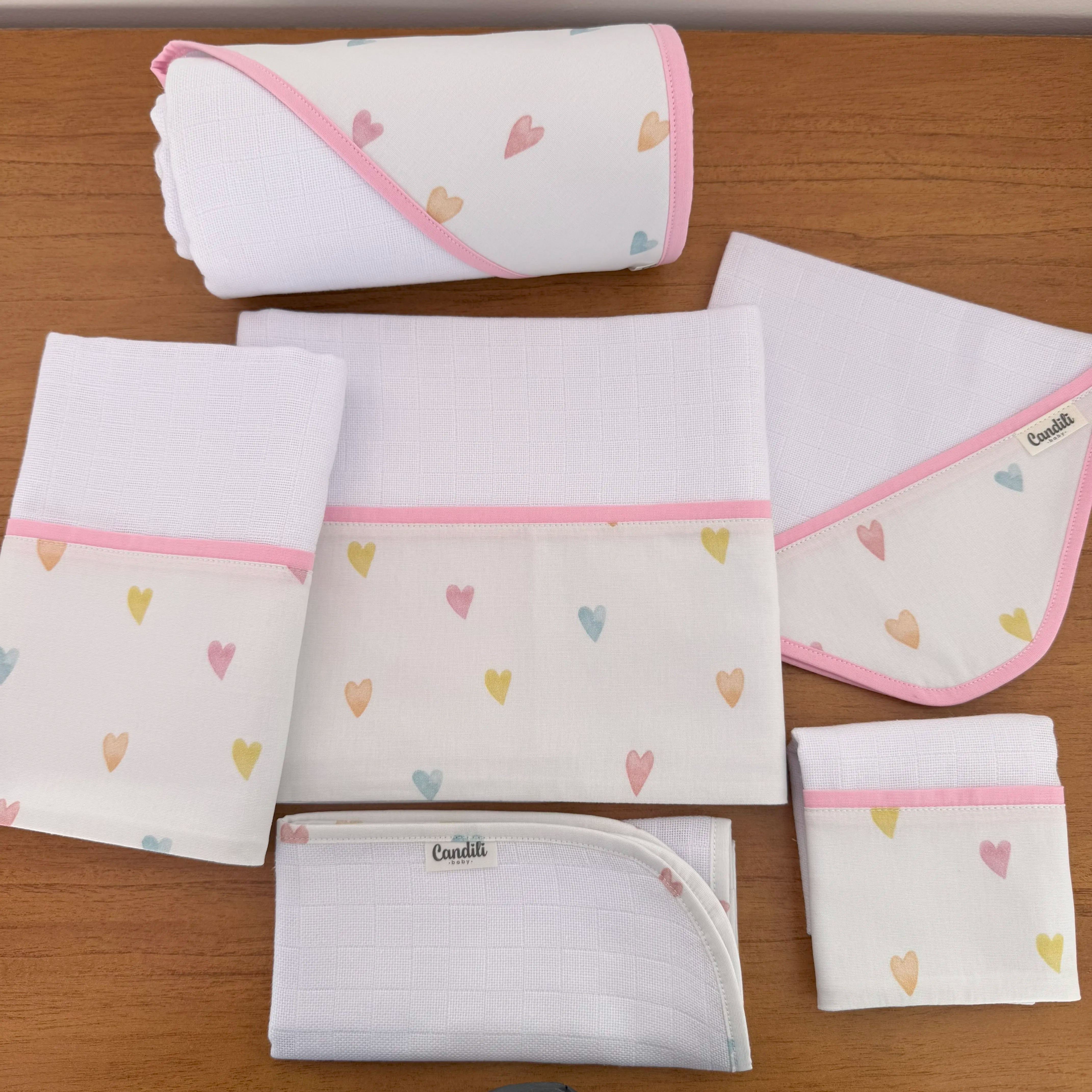 Kit Afeto 6 Peças: Fraldas de Boca, Fralda de Ombro, Fralda Multiuso e Toalha de Banho - Corações Coloridos