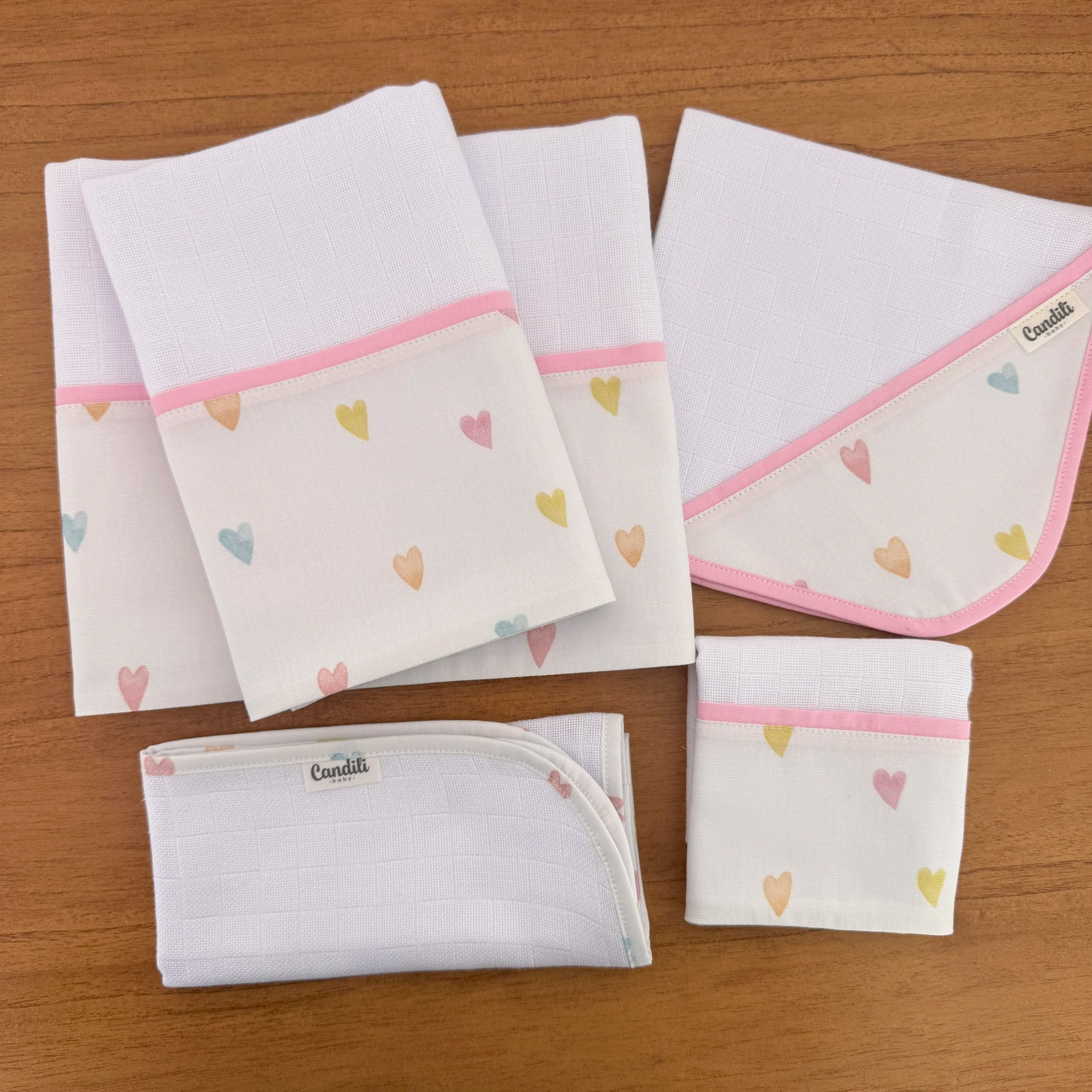 Kit Essencial 5 Peças: Fraldas de Boca, Fralda de Ombro e Fralda Multiuso - Corações Coloridos