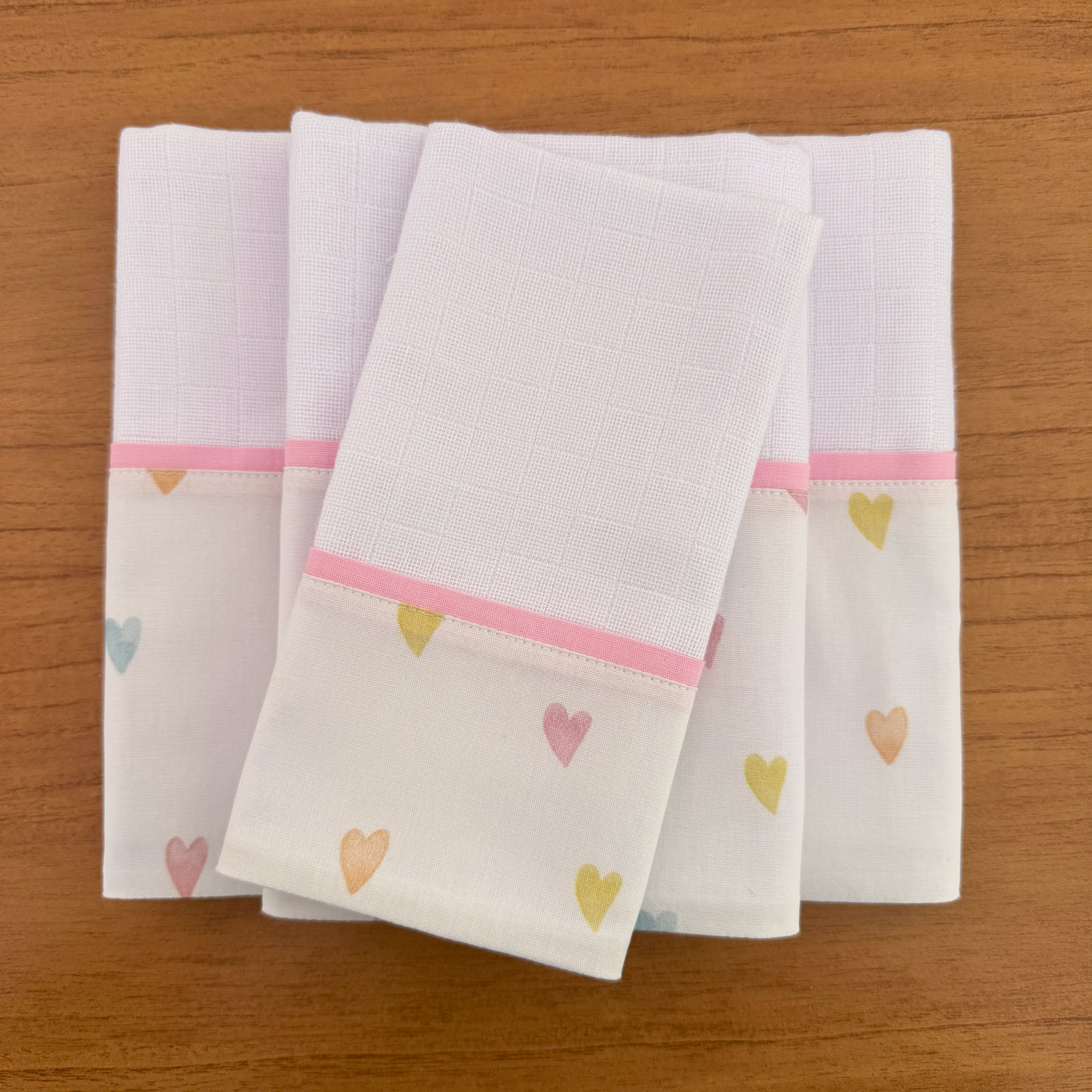 Kit Passeio 3 Peças: Fralda de Boca, Fralda de Ombro e Fralda Multiuso - Corações Coloridos