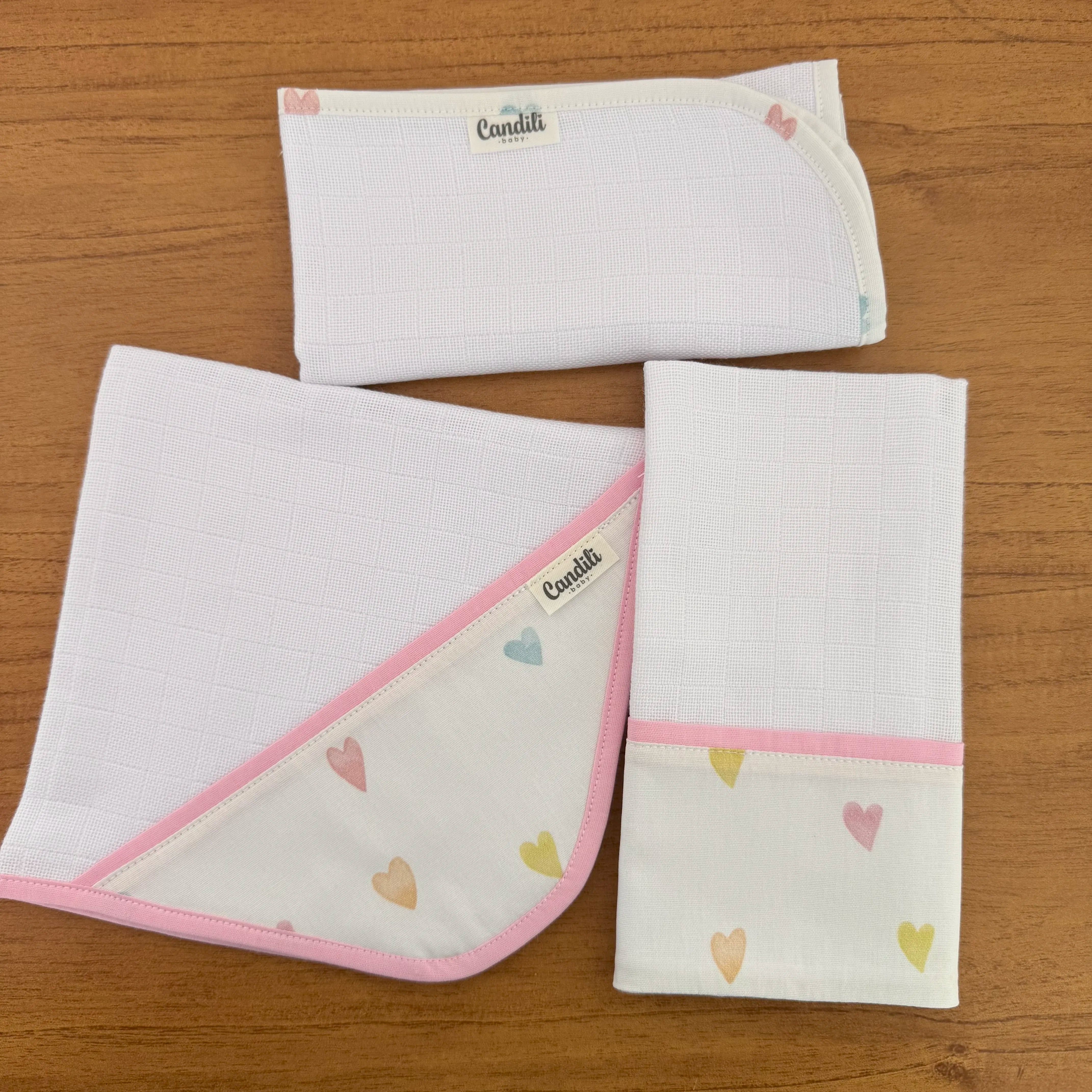 Kit Fraldas de Boca 3 Peças - Corações Coloridos