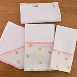 Kit Encanto 4 Peças: Fraldas de Boca e Fralda de Ombro - Corações Coloridos