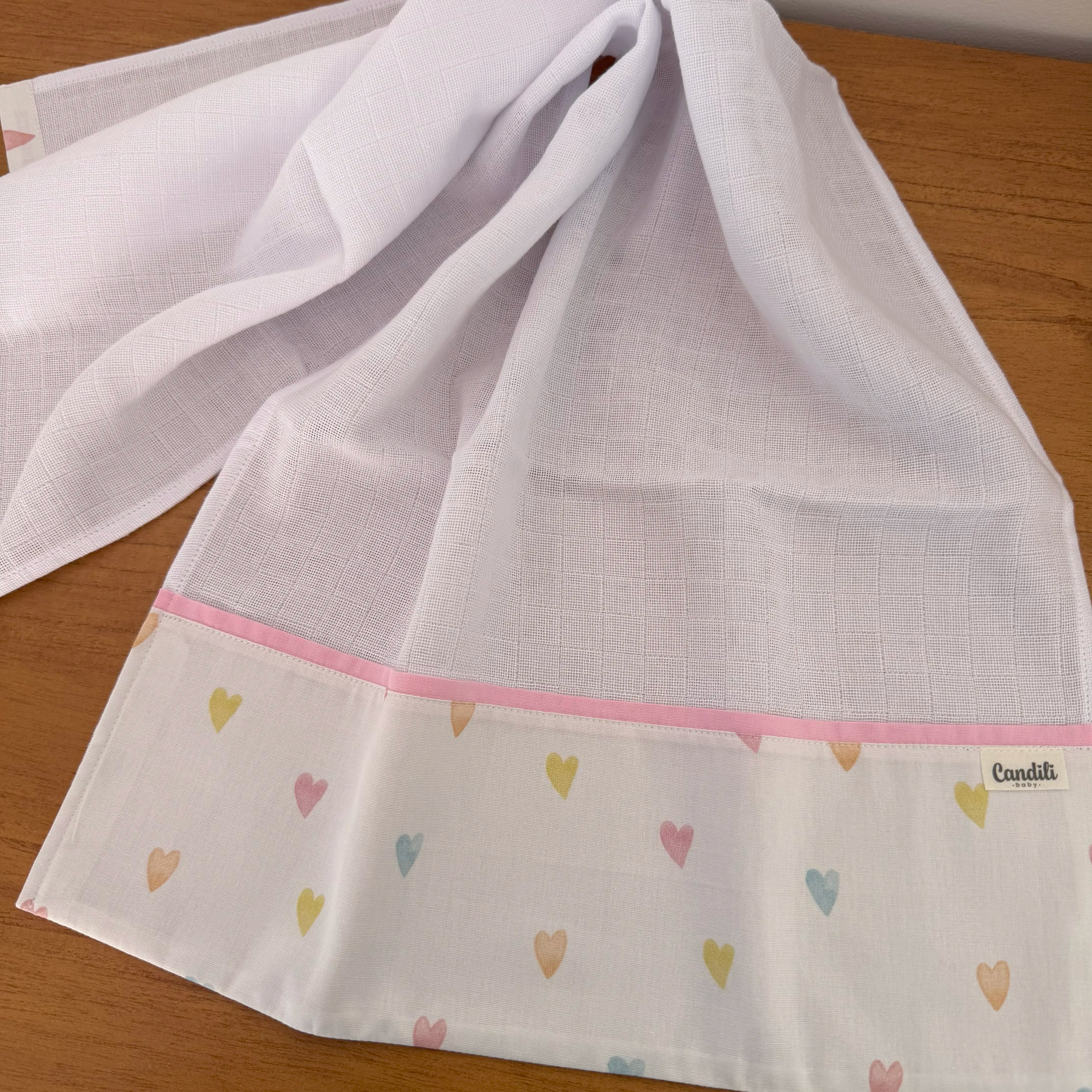 Fralda de Ombro - Corações Coloridos