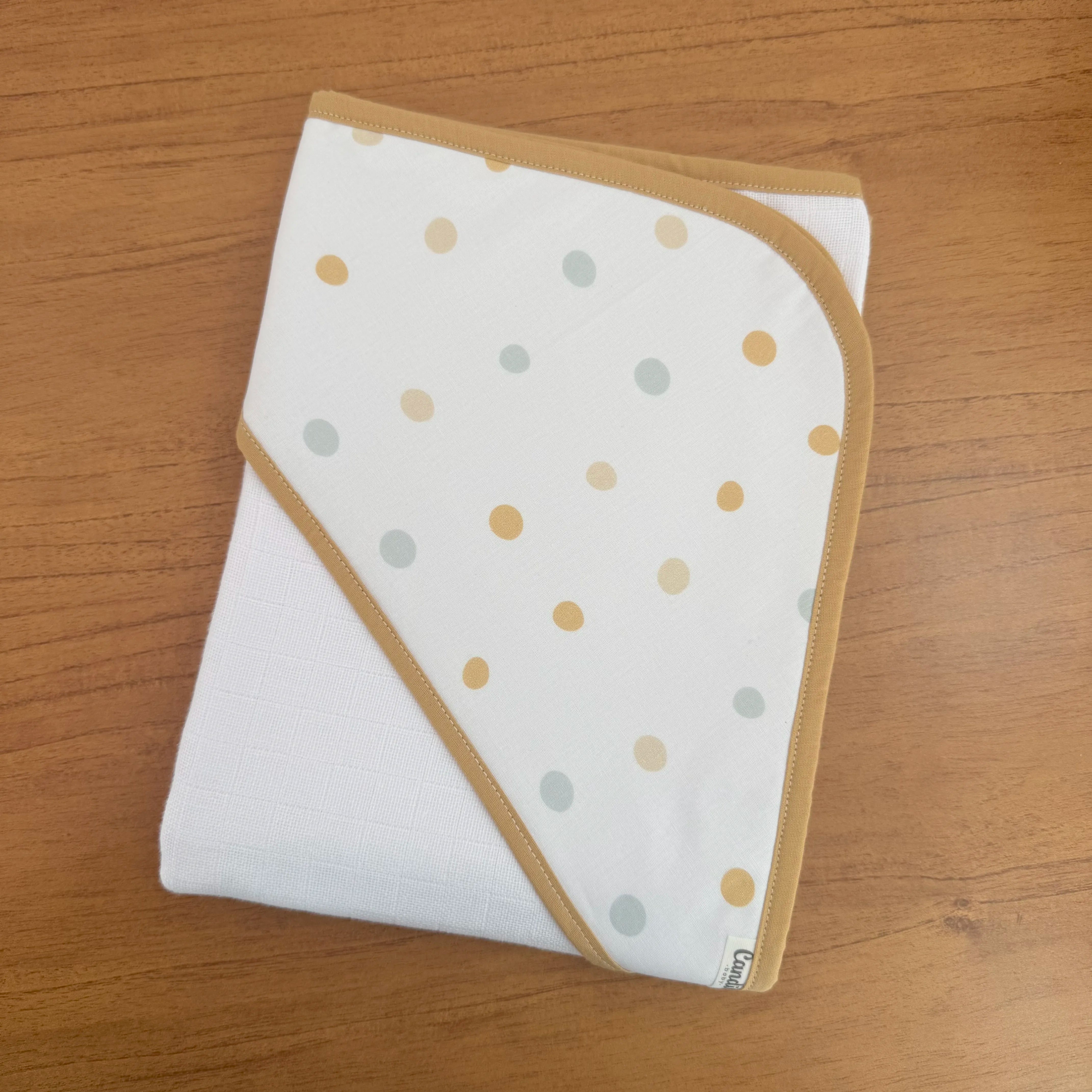 Kit Afeto 6 Peças: Fraldas de Boca, Fralda de Ombro, Fralda Multiuso e Toalha de Banho - Bolinhas Neutras