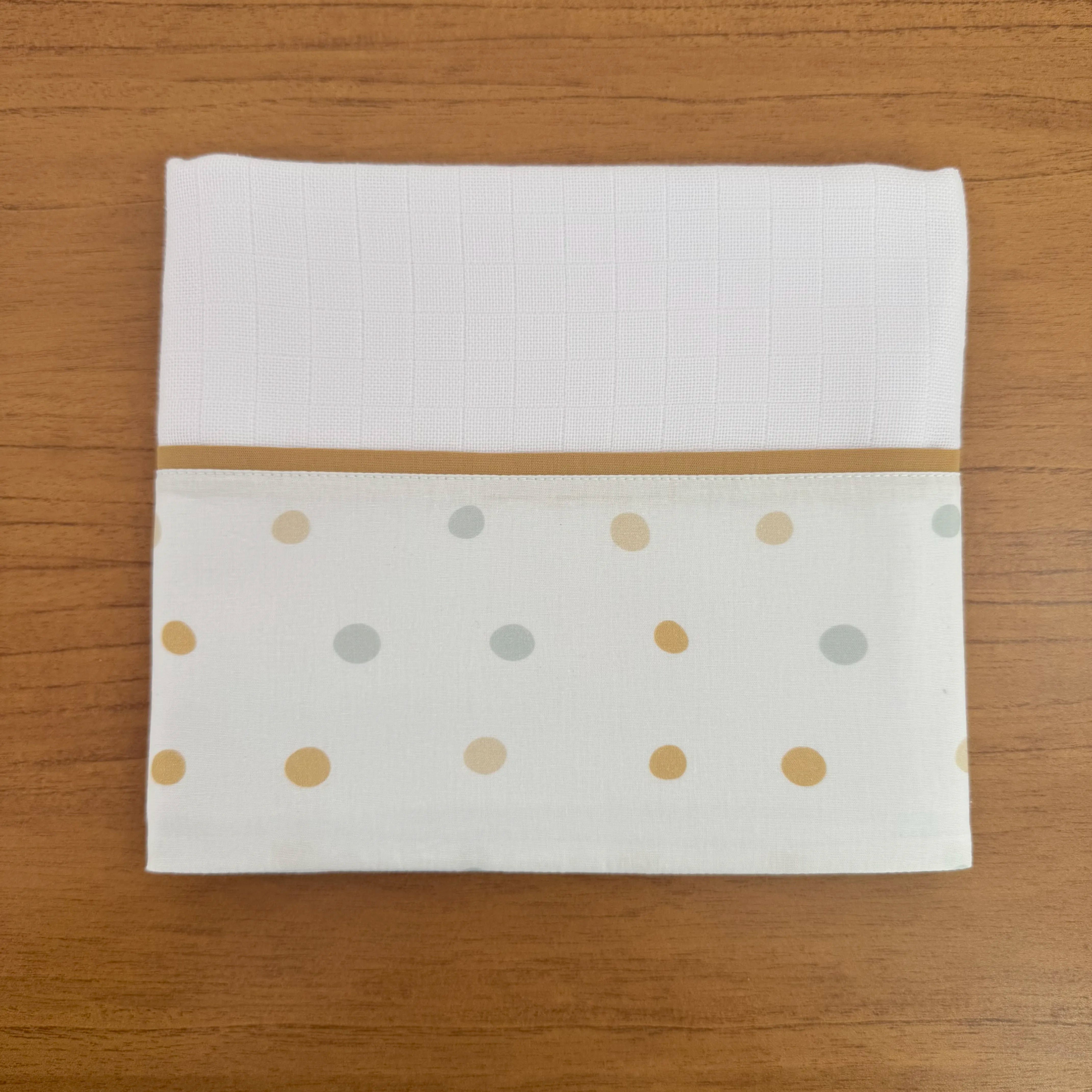 Kit Passeio 3 Peças: Fralda de Boca, Fralda de Ombro e Fralda Multiuso - Bolinhas Neutras