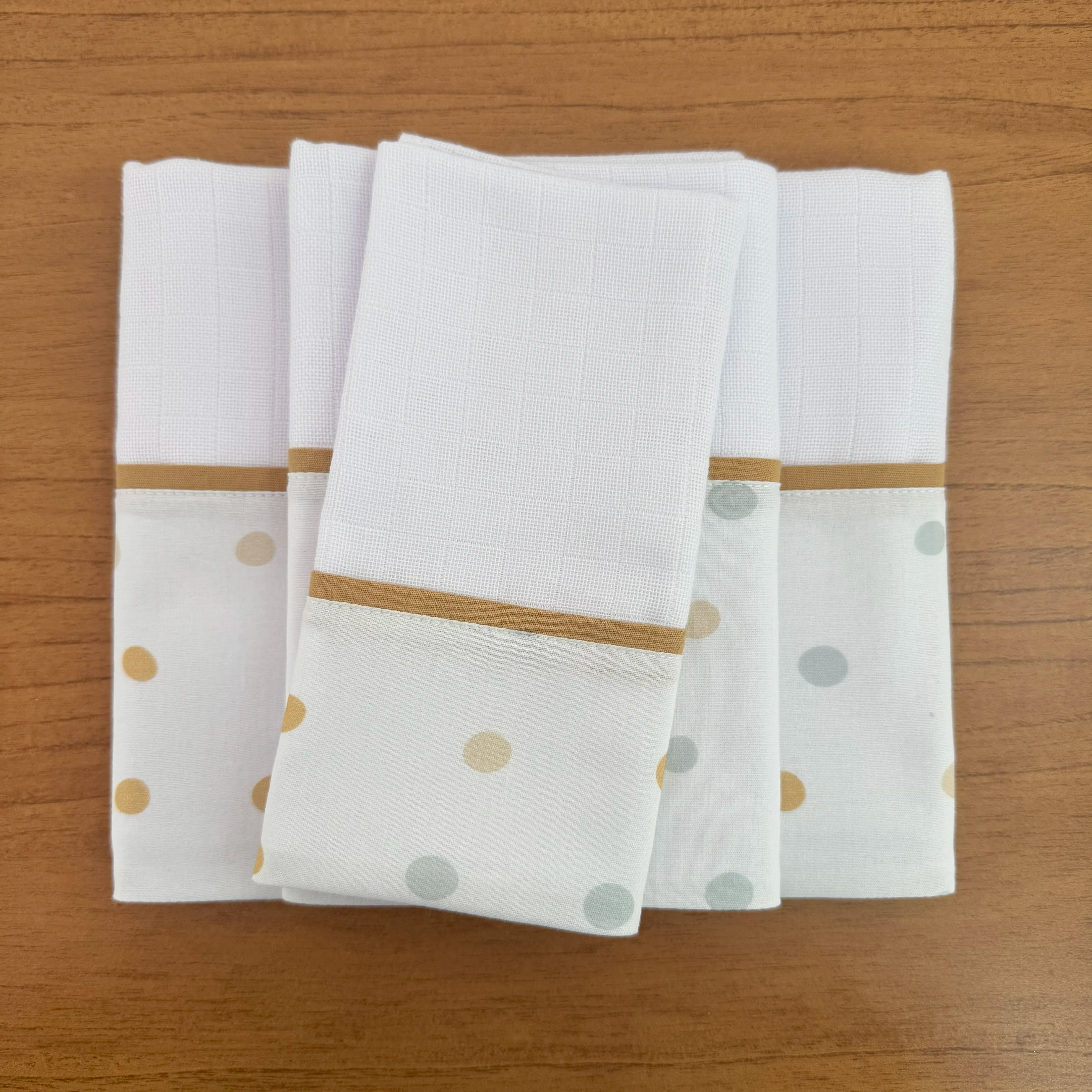 Kit Passeio 3 Peças: Fralda de Boca, Fralda de Ombro e Fralda Multiuso - Bolinhas Neutras