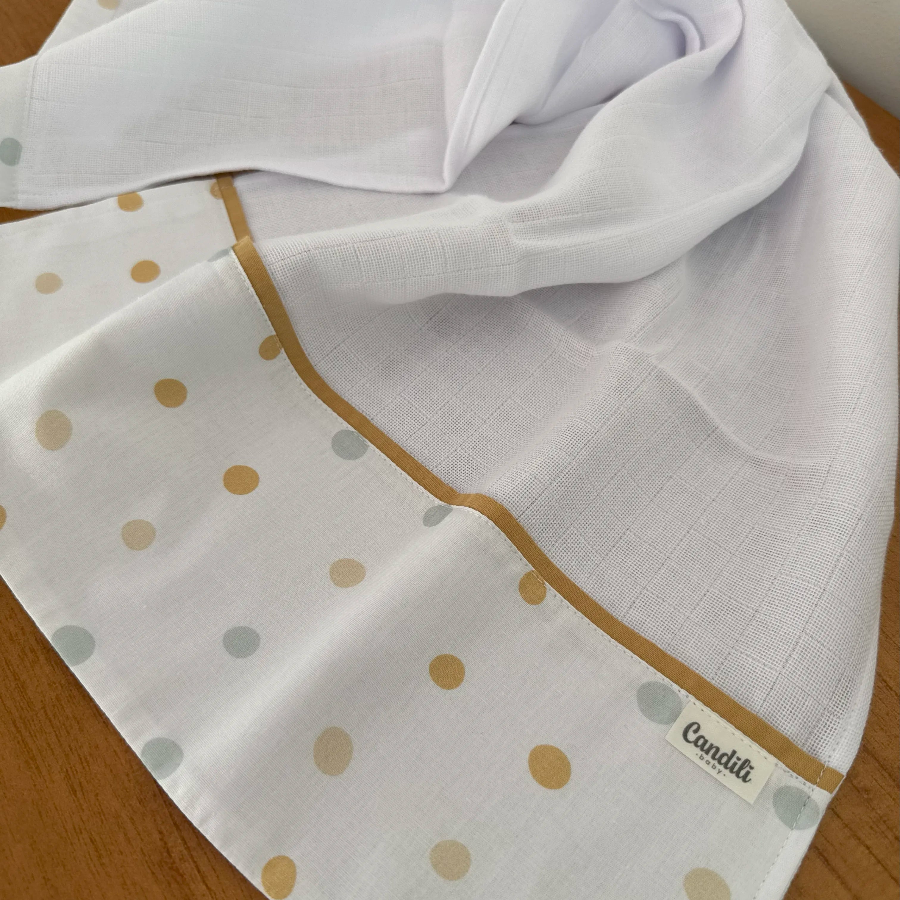 Fralda de Ombro - Bolinhas Neutras