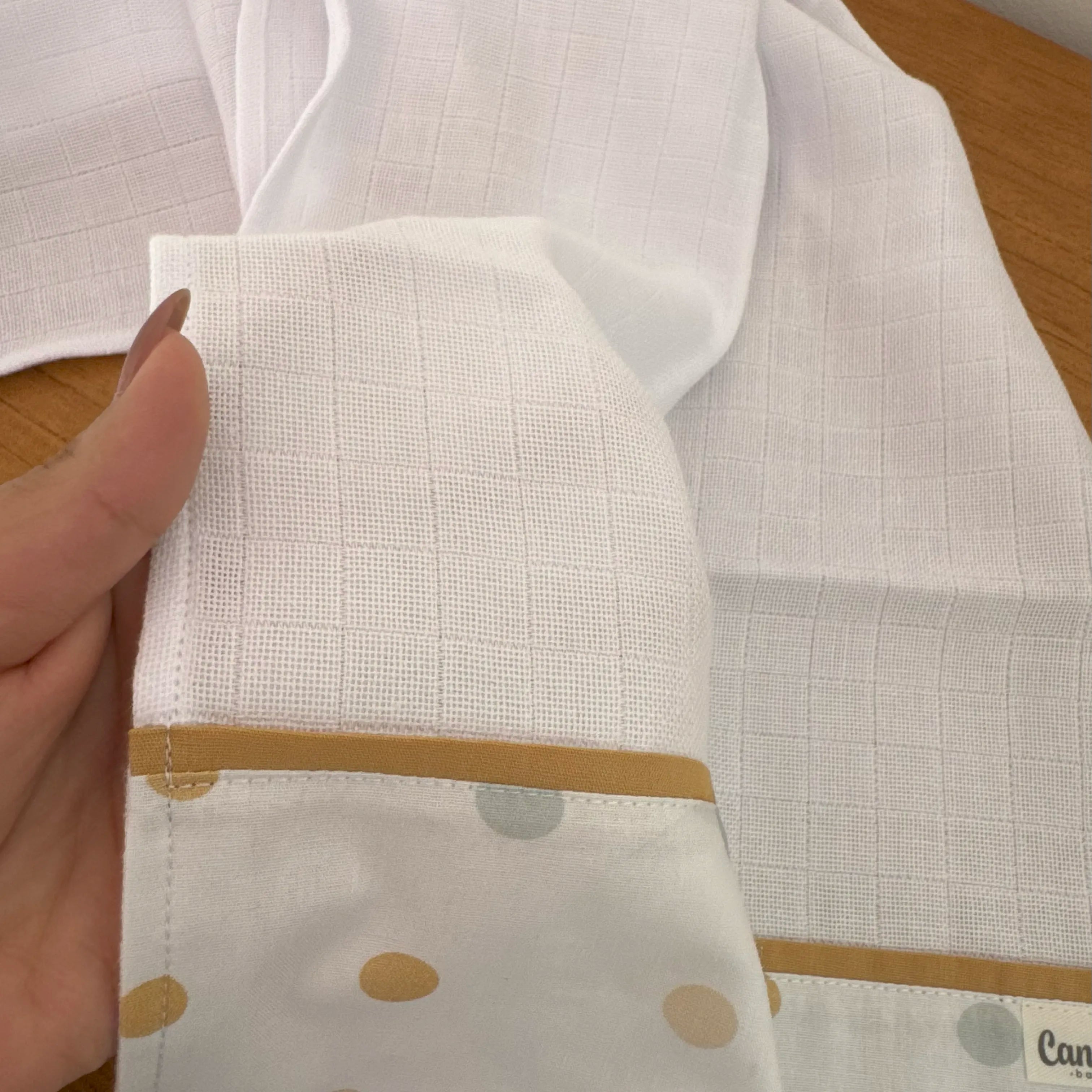 Fralda de Ombro - Bolinhas Neutras