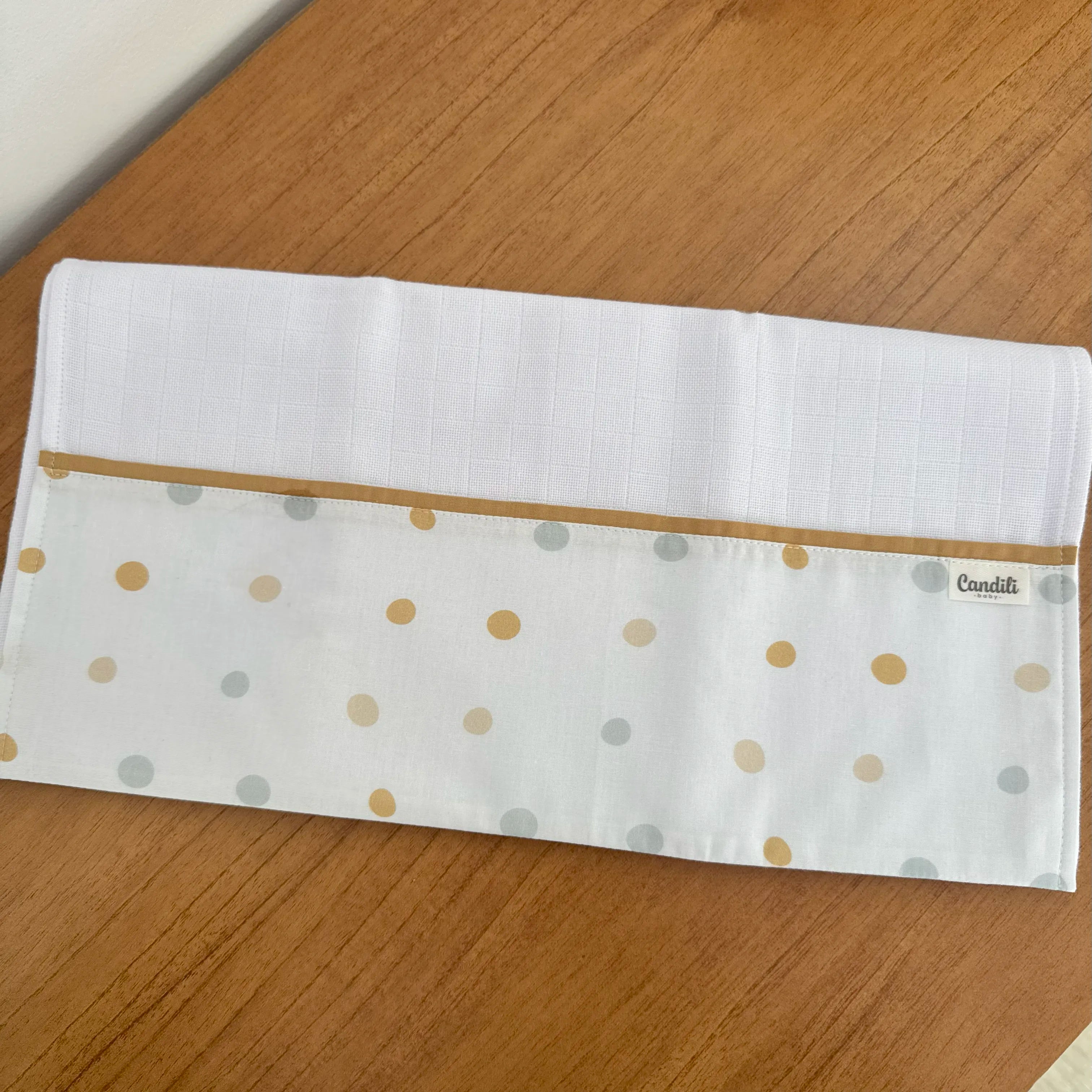 Fralda de Ombro - Bolinhas Neutras