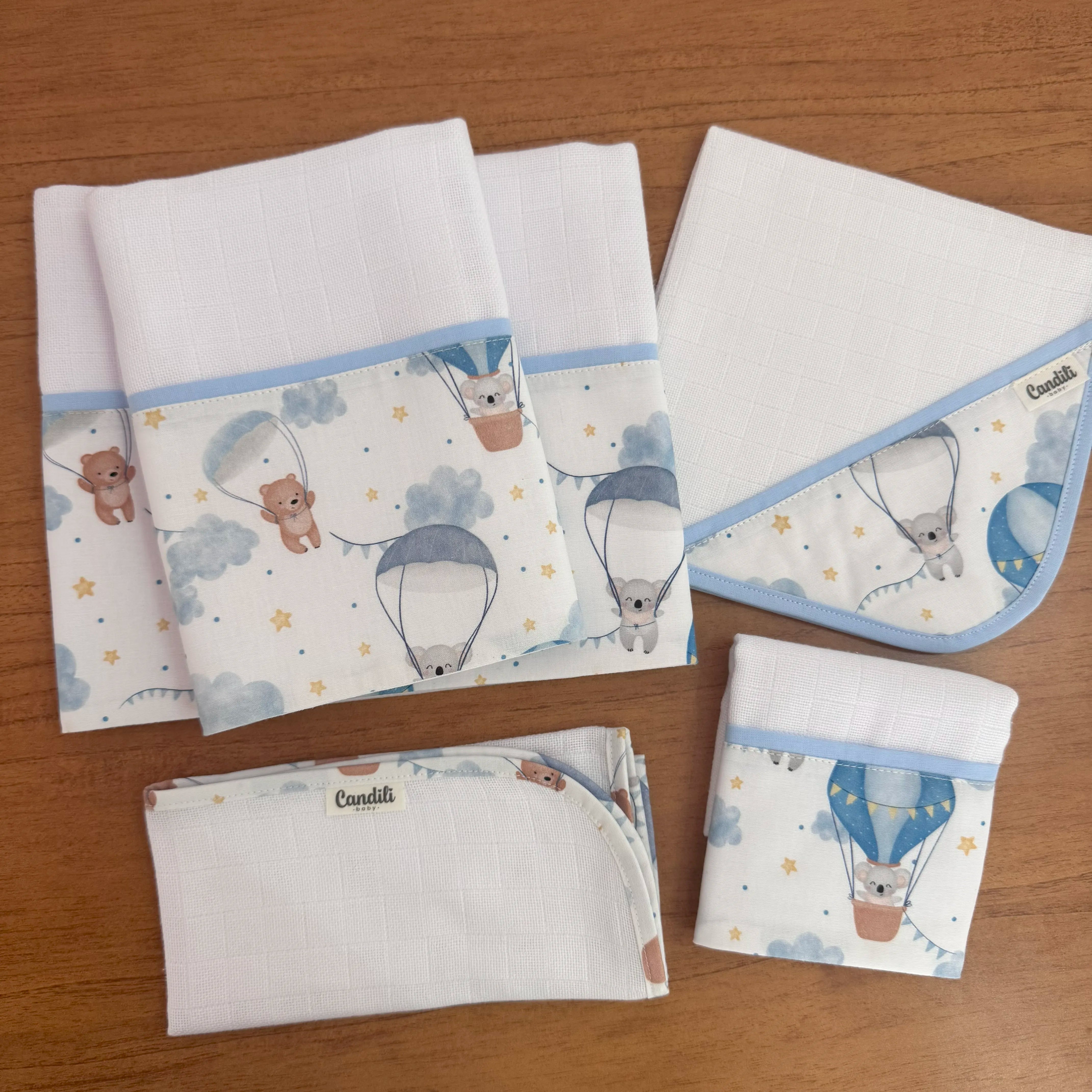 Kit Essencial 5 Peças: Fraldas de Boca, Fralda de Ombro e Fralda Multiuso - Balões e Paraquedas Azul