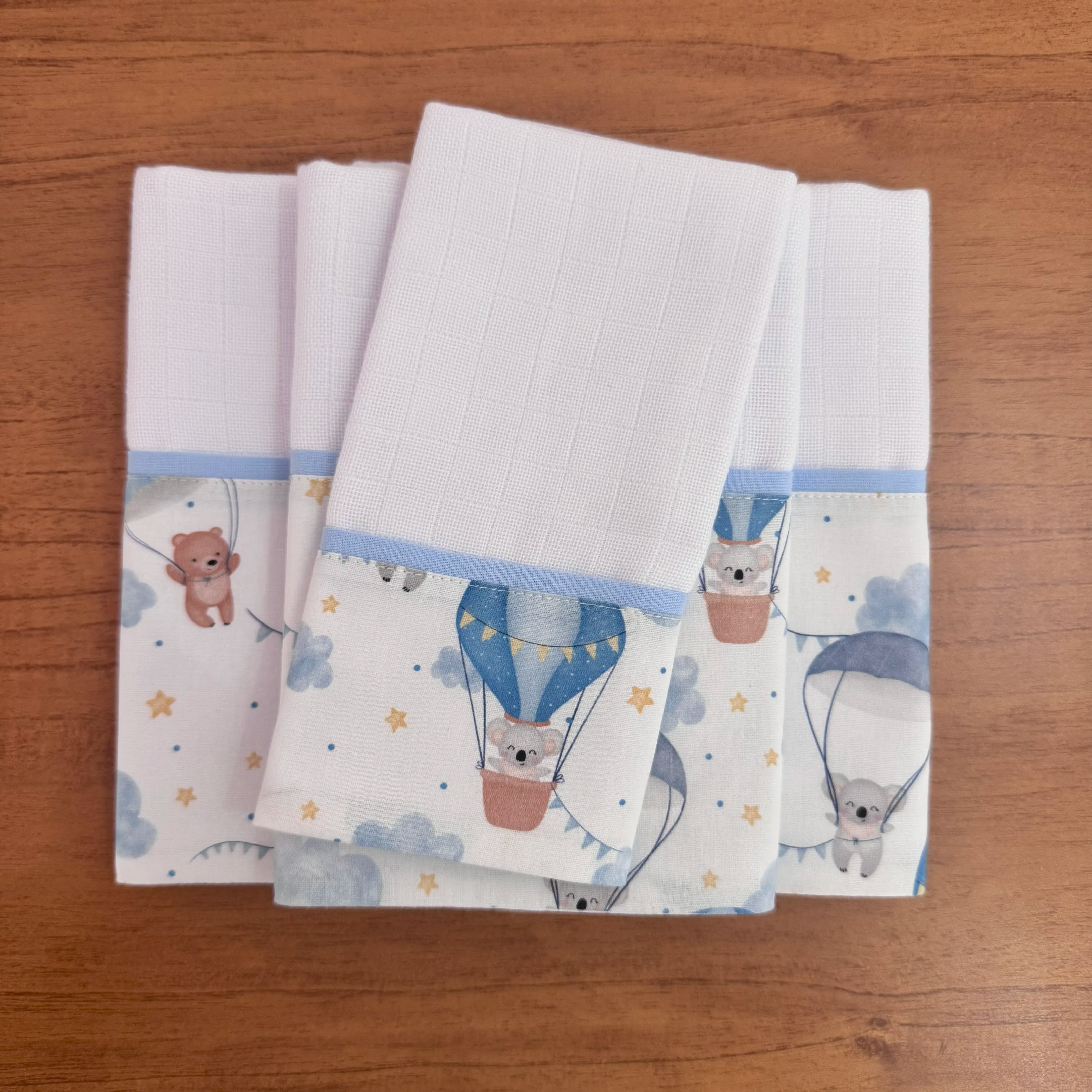 Kit Passeio 3 Peças: Fralda de Boca, Fralda de Ombro e Fralda Multiuso - Balões e Paraquedas Azul