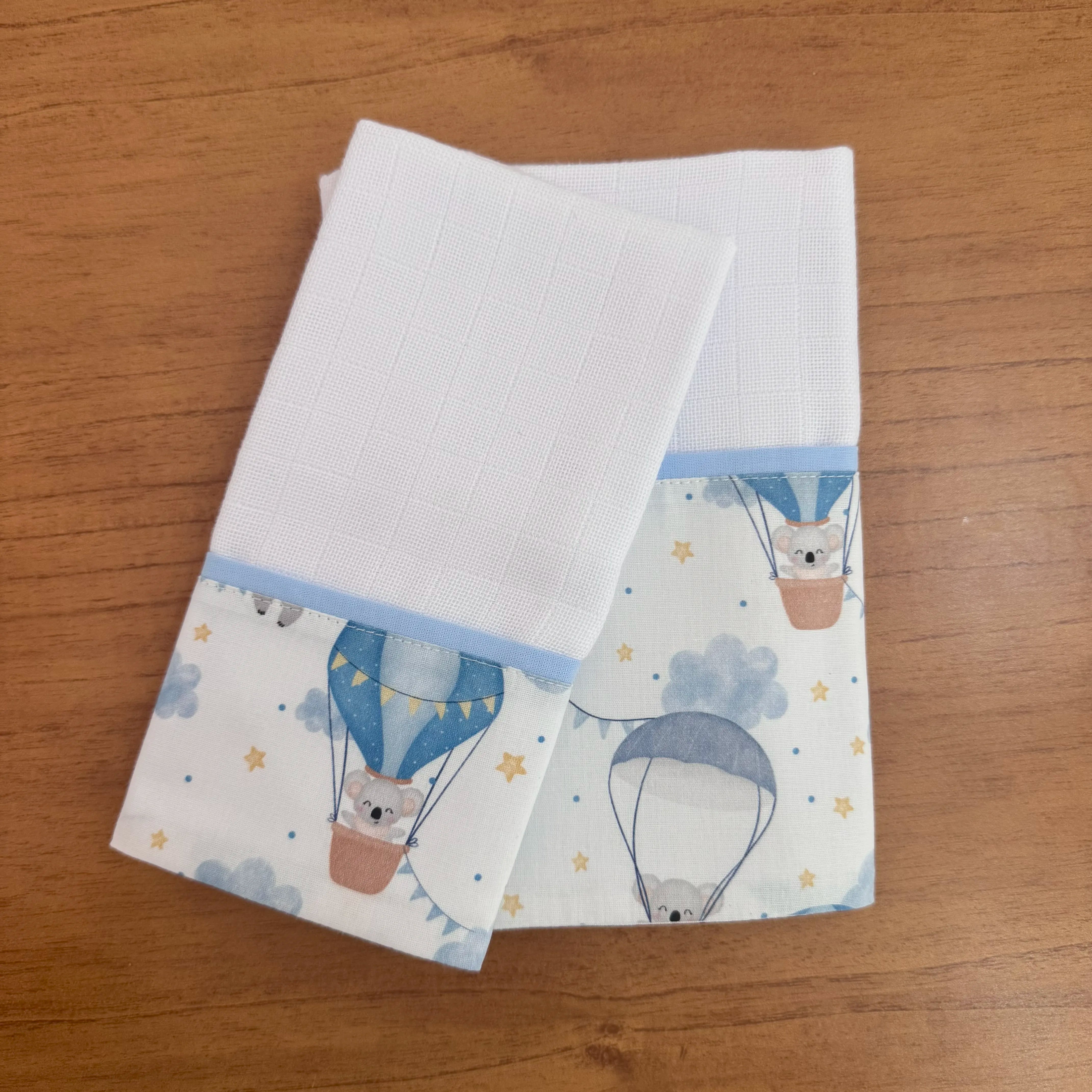 Kit Amamentação 2 Peças: Fralda de Ombro e Fralda de Boca - Balões e Paraquedas Azul