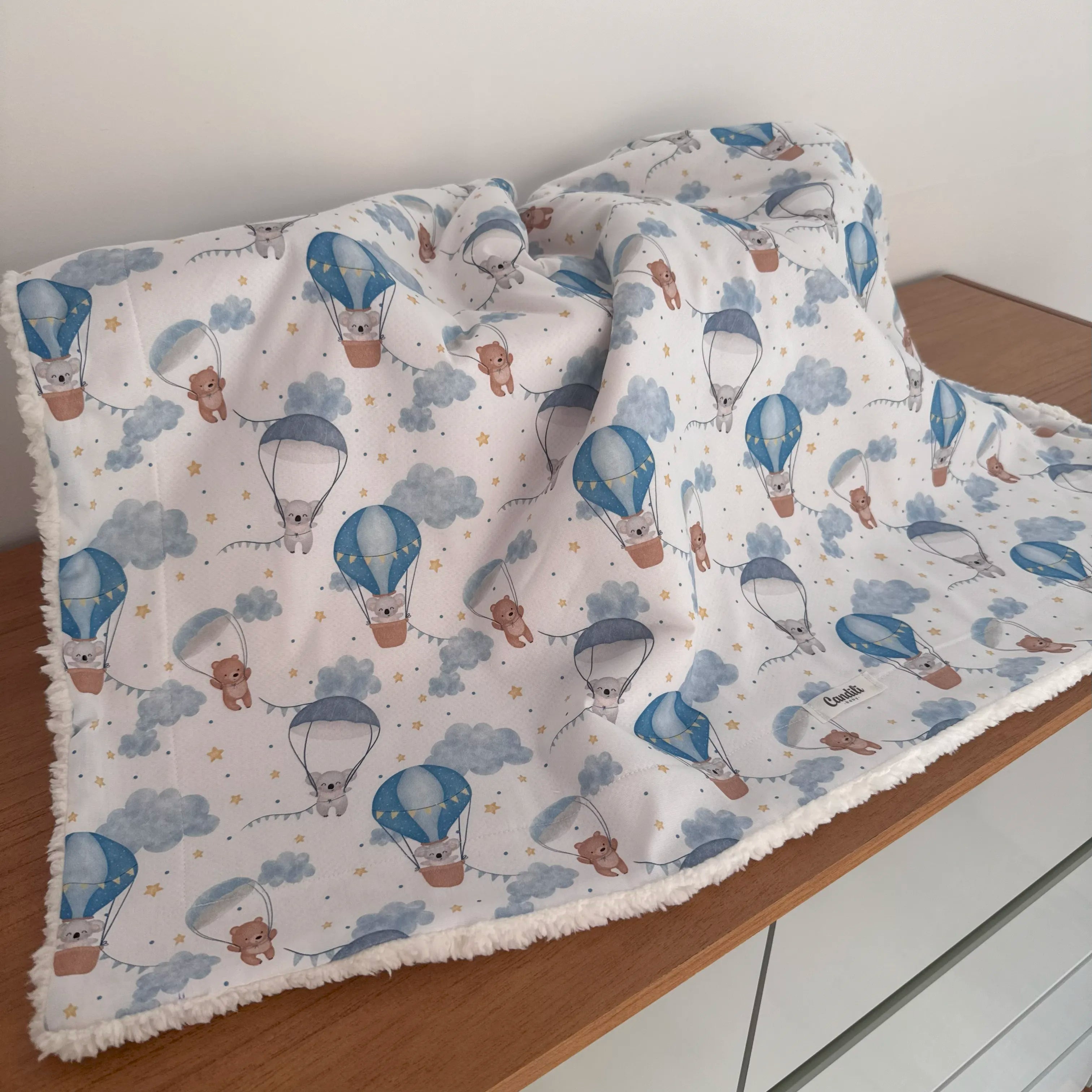 Cobertor Carneirinho - Balões e Paraquedas Azul