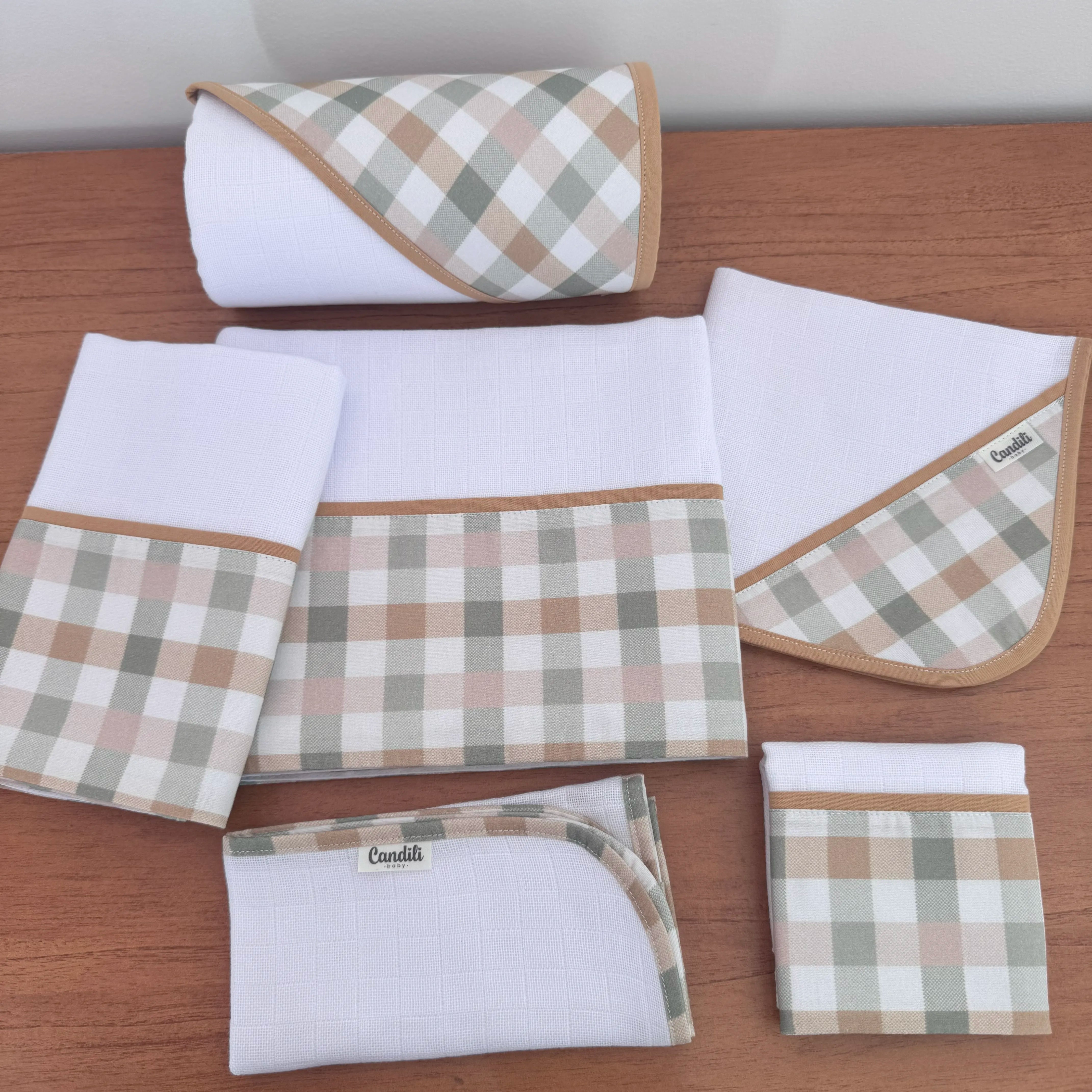 Kit Afeto 6 Peças: Fraldas de Boca, Fralda de Ombro, Fralda Multiuso e Toalha de Banho - Xadrez e Cores