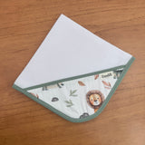 Kit Encanto 4 Peças: Fraldas de Boca e Fralda de Ombro - Leão e Jacaré