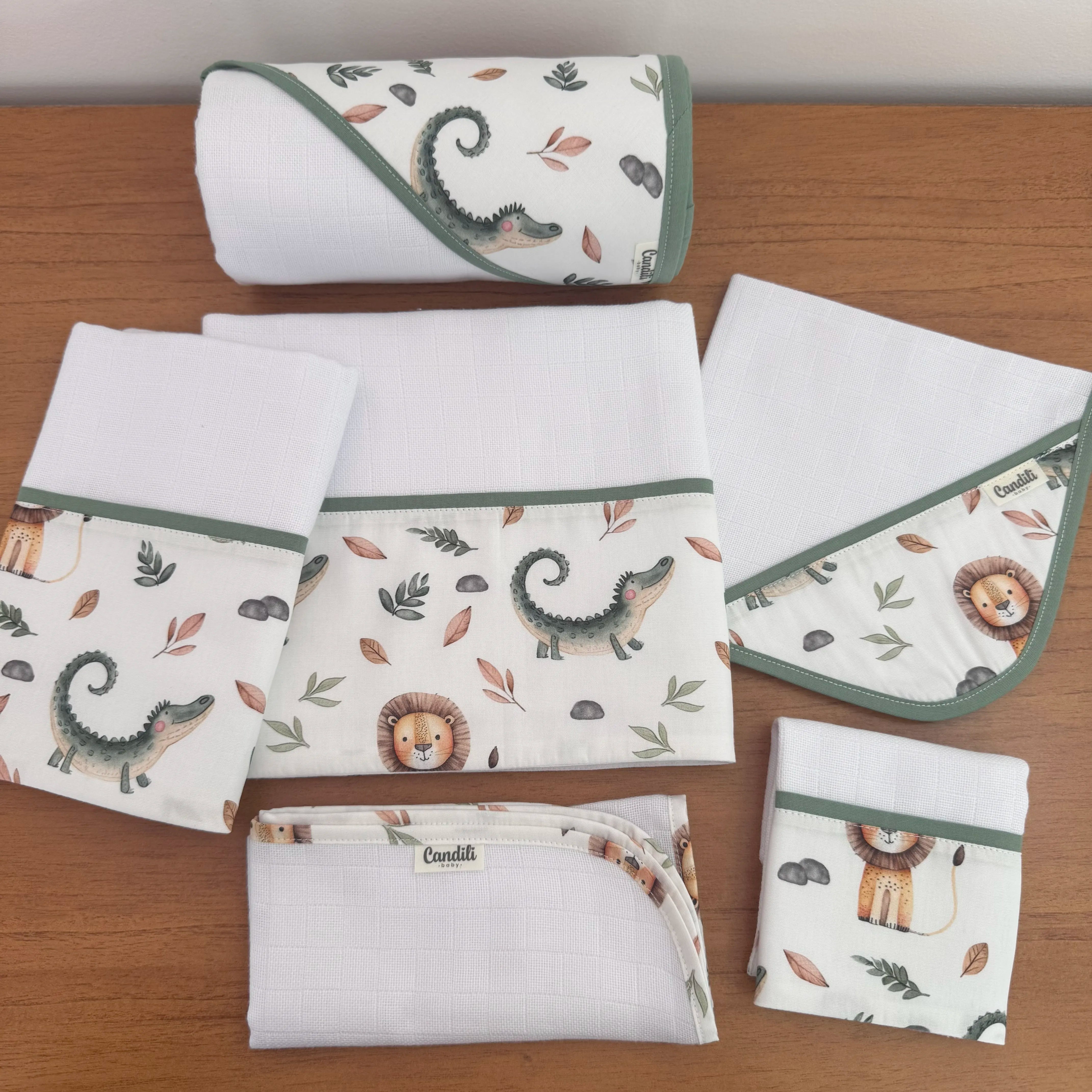 Kit Afeto 6 Peças: Fraldas de Boca, Fralda de Ombro, Fralda Multiuso e Toalha de Banho - Leão e Jacaré