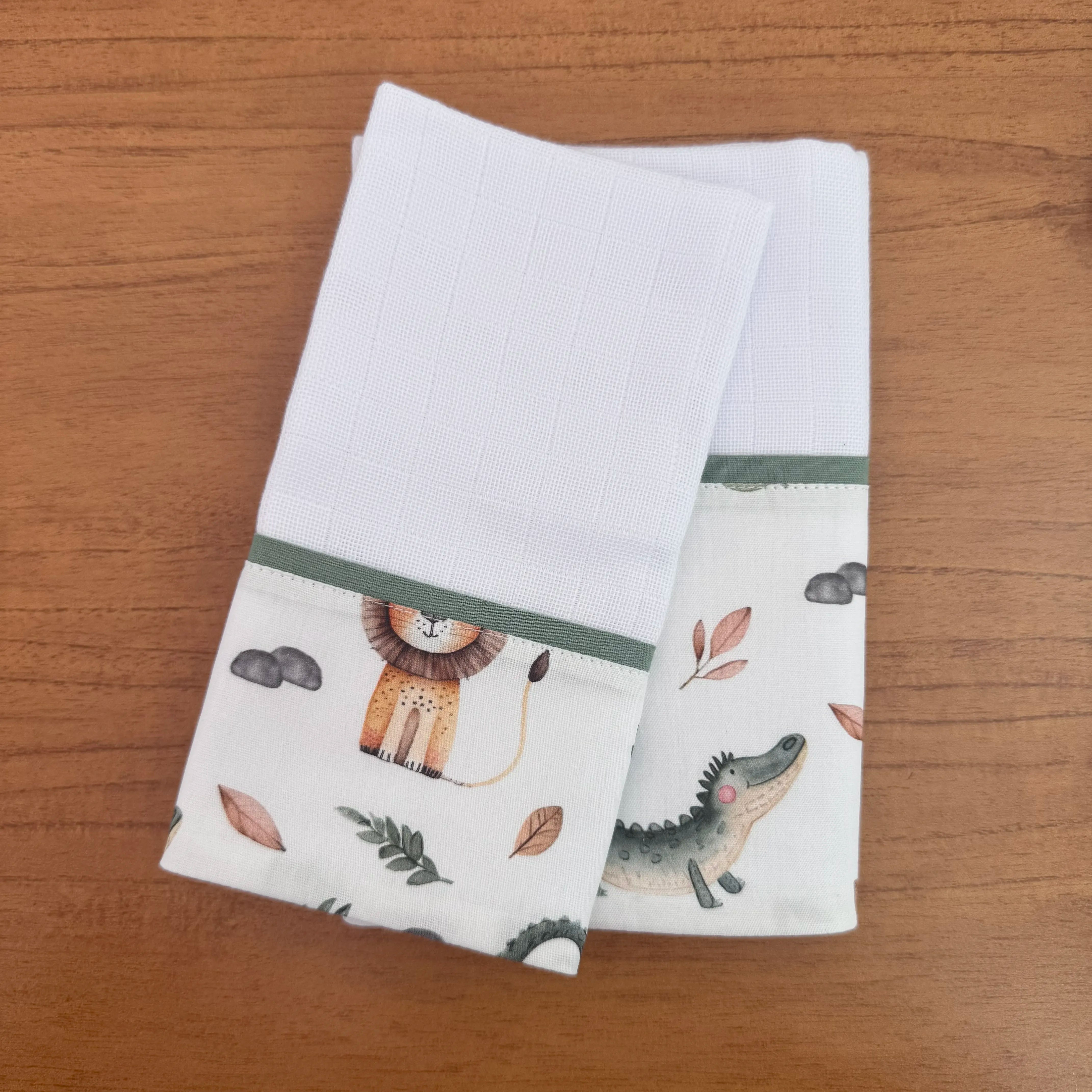 Kit Amamentação 2 Peças: Fralda de Ombro e Fralda de Boca - Leão e Jacaré