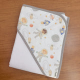 Kit Afeto 6 Peças: Fraldas de Boca, Fralda de Ombro, Fralda Multiuso e Toalha de Banho - Pequeno Astronauta