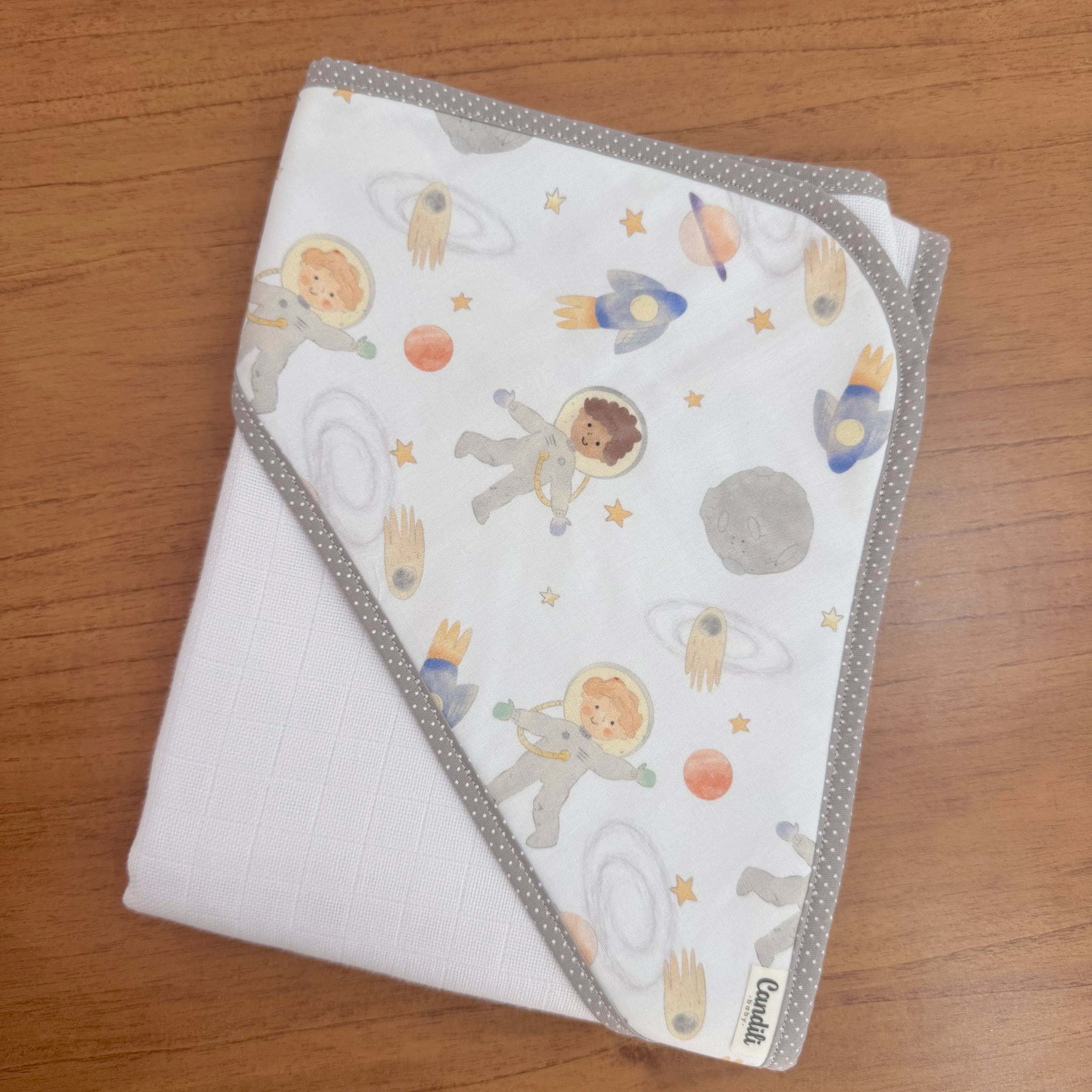 Kit Afeto 6 Peças: Fraldas de Boca, Fralda de Ombro, Fralda Multiuso e Toalha de Banho - Pequeno Astronauta